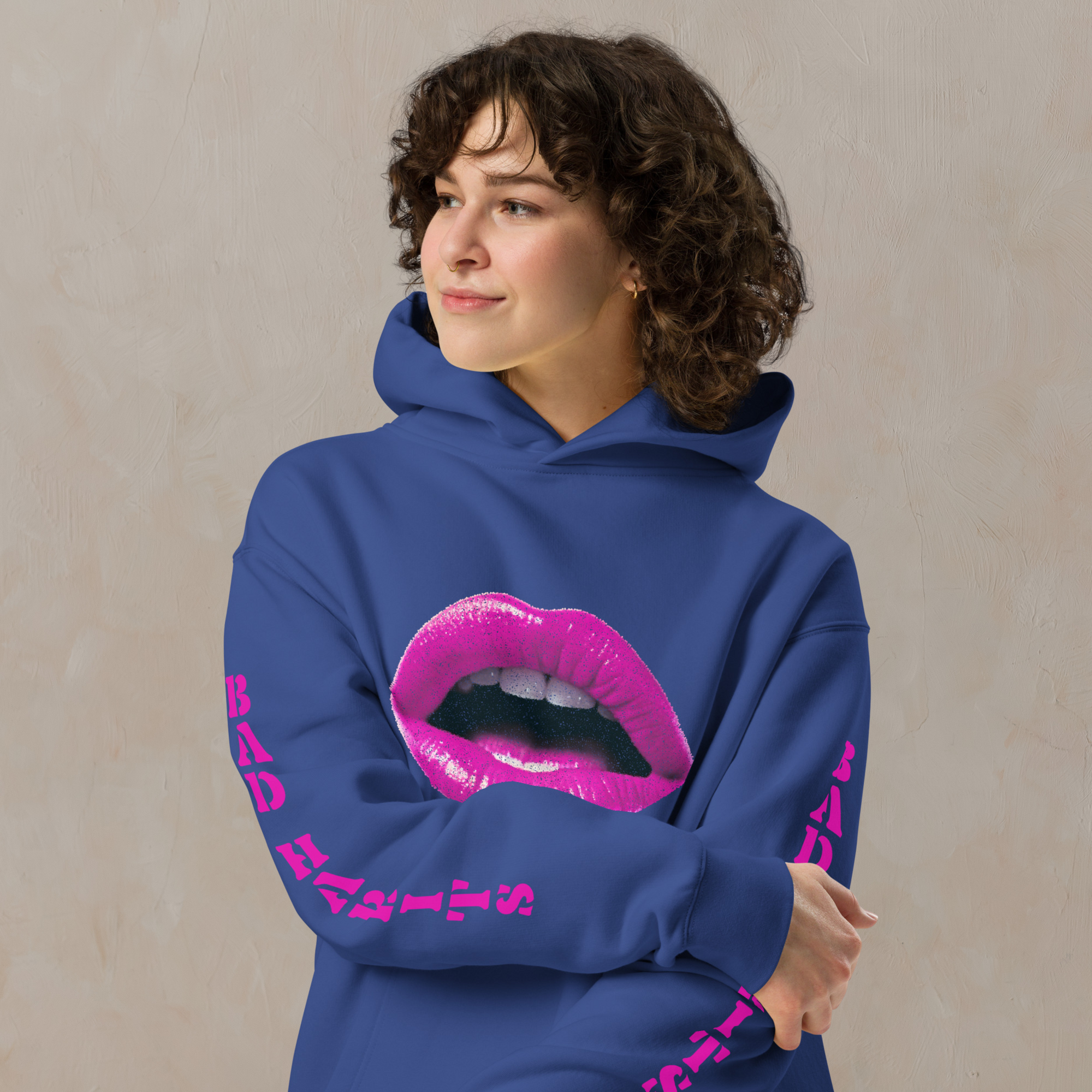 Oversized Hoodie in cobalt blau mit "Bad Habits" Design. Verfügt über ein Mund-Motiv auf der Vorderseite und einen "BAD HABITS" Schriftzug auf dem Ärmel. Erhältlich in 4 verschiedenen Farben.