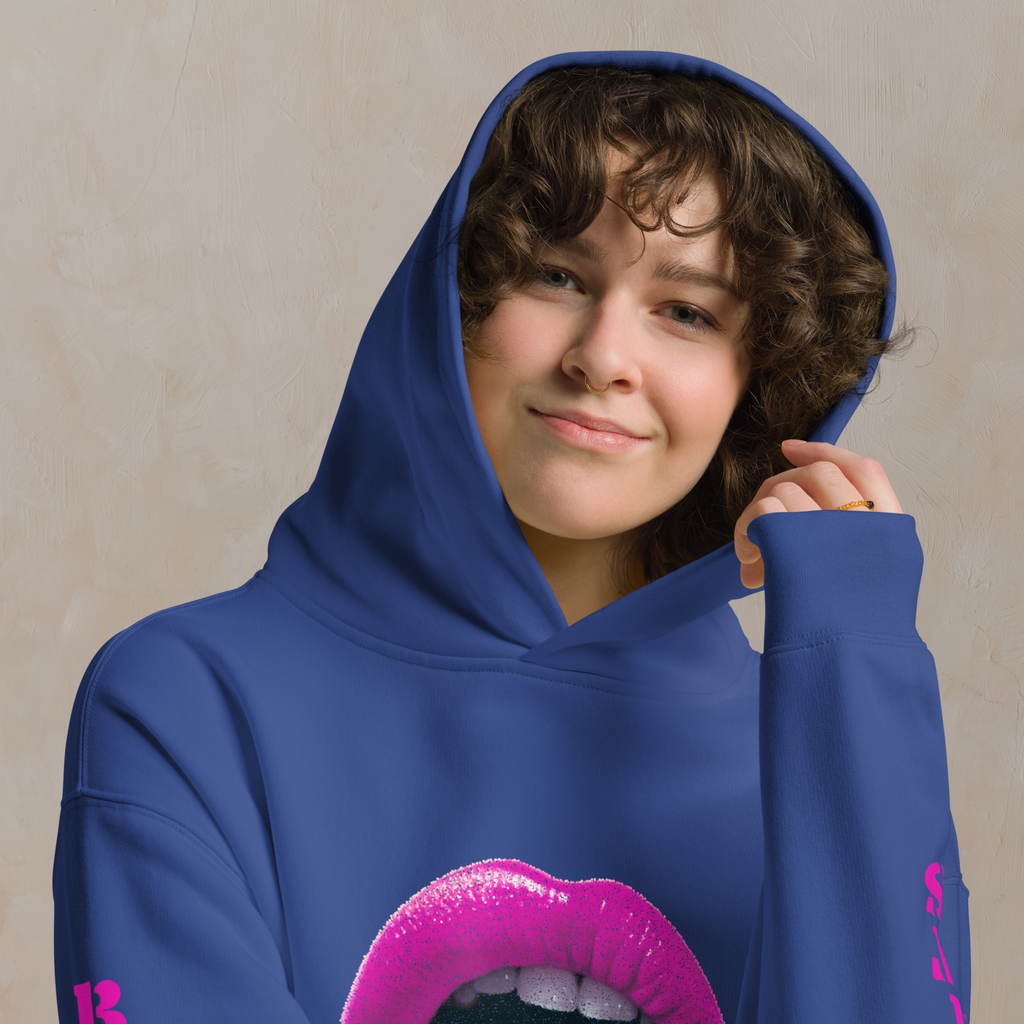 Oversized Hoodie in cobalt blau mit "Bad Habits" Design. Verfügt über ein Mund-Motiv auf der Vorderseite und einen "BAD HABITS" Schriftzug auf dem Ärmel. Erhältlich in 4 verschiedenen Farben.