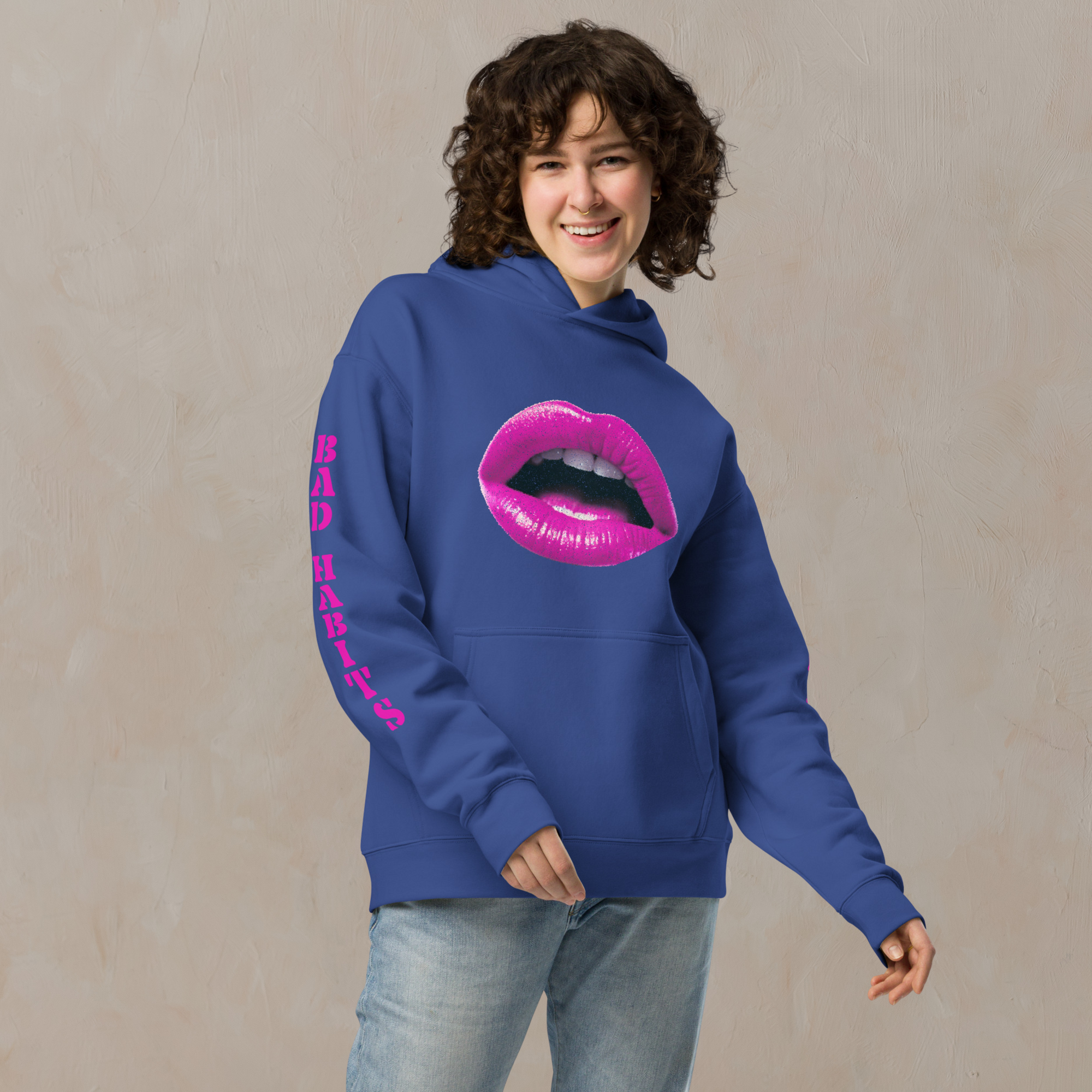 Oversized Hoodie in cobalt blau mit "Bad Habits" Design. Verfügt über ein Mund-Motiv auf der Vorderseite und einen "BAD HABITS" Schriftzug auf dem Ärmel. Erhältlich in 4 verschiedenen Farben.