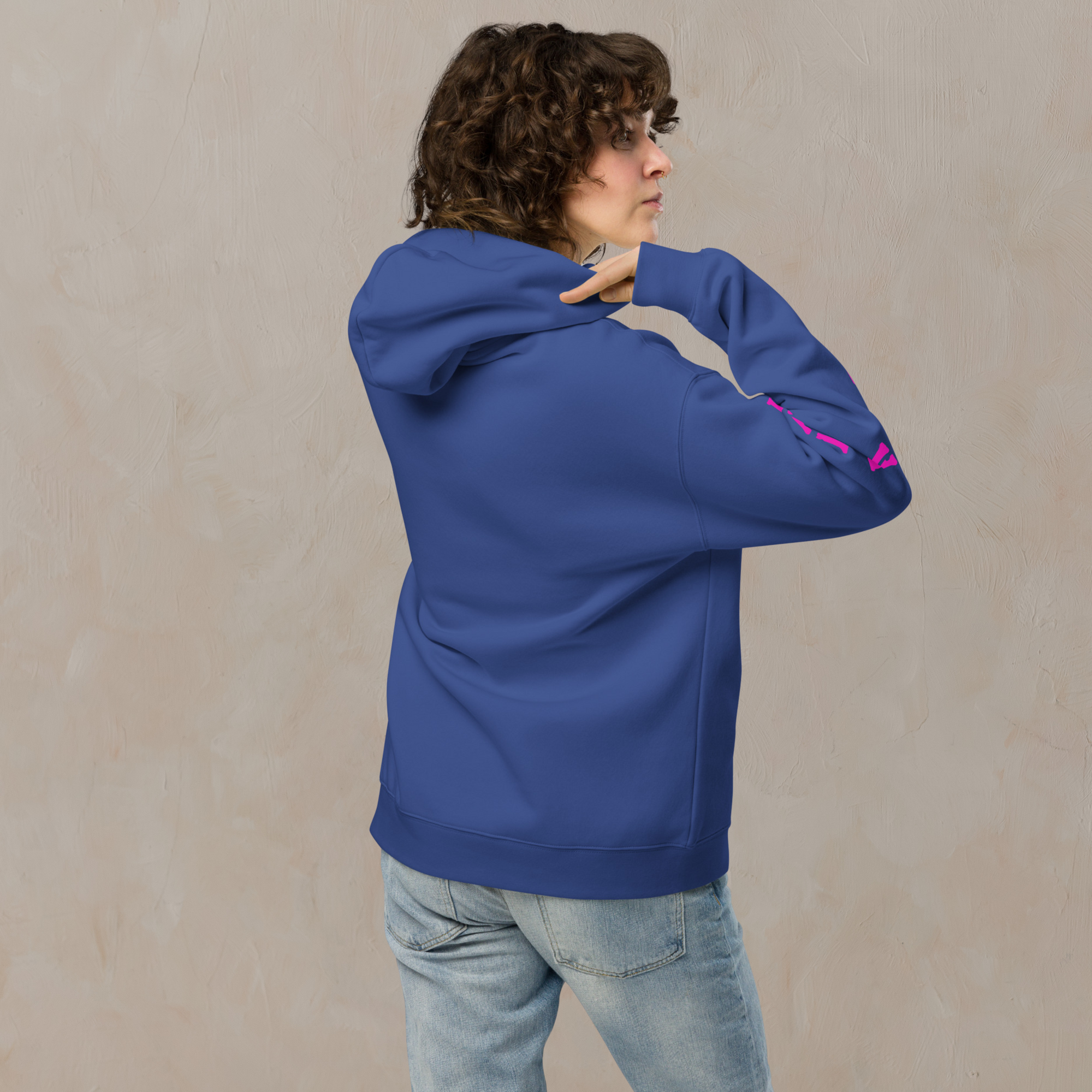 Oversized Hoodie in cobalt blau mit "Bad Habits" Design. Verfügt über ein Mund-Motiv auf der Vorderseite und einen "BAD HABITS" Schriftzug auf dem Ärmel. Erhältlich in 4 verschiedenen Farben.
