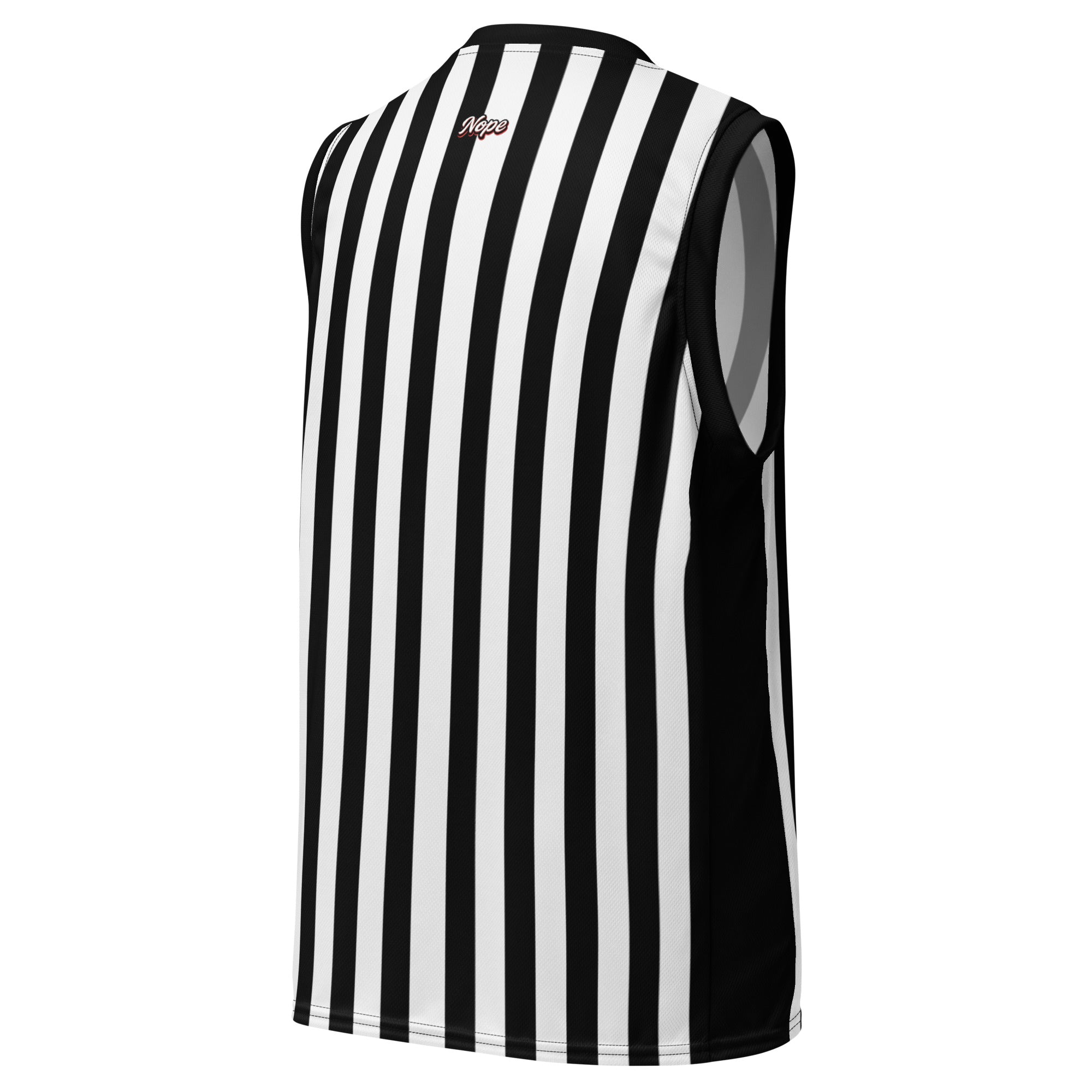 Schwarz-weiß gestreiftes Basketball-Shirt. Auf der Brust steht in weißer Schrift mit rotem Schatten und schwarzem Rand das Wort "Nope".