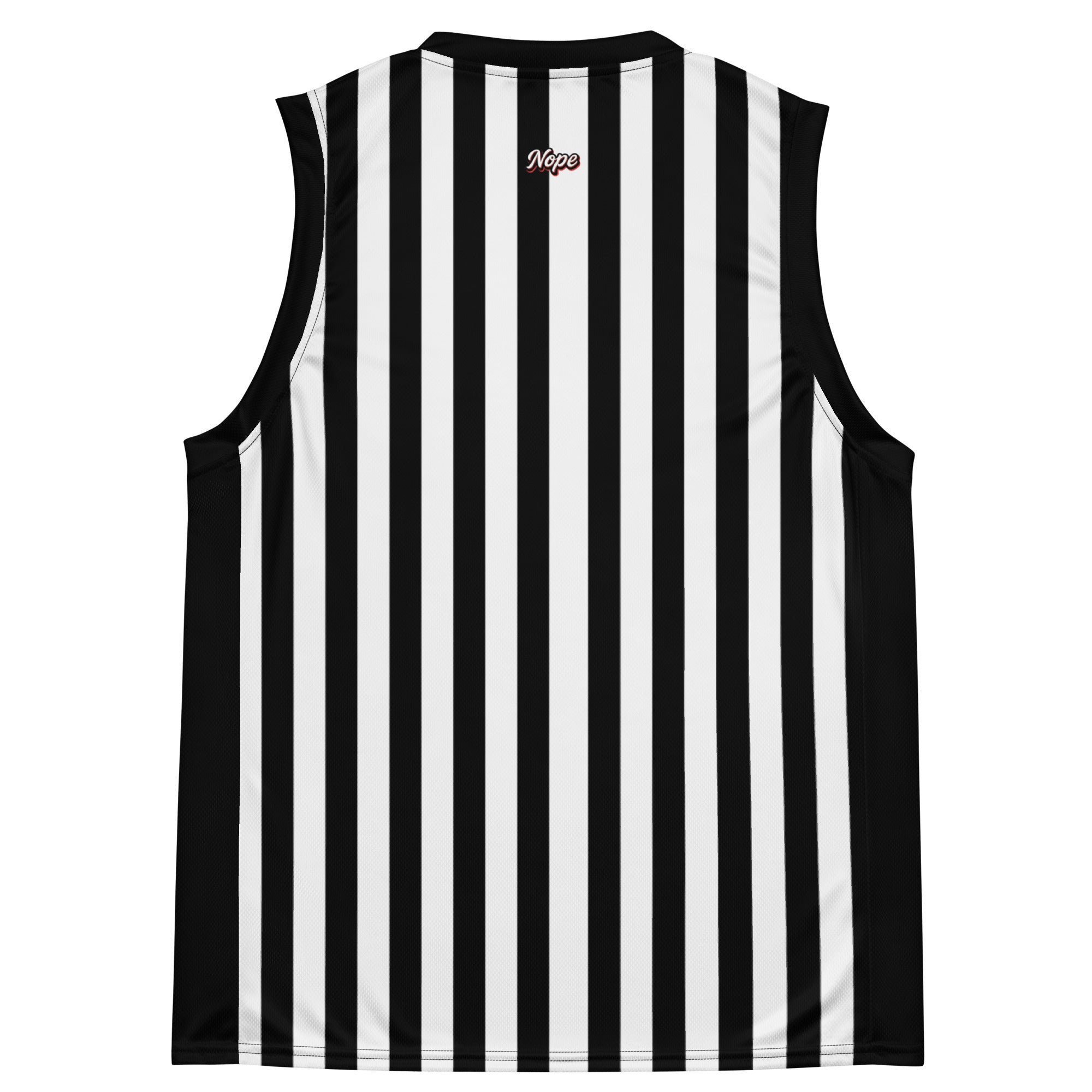 Schwarz-weiß gestreiftes Basketball-Shirt. Auf der Brust steht in weißer Schrift mit rotem Schatten und schwarzem Rand das Wort "Nope".