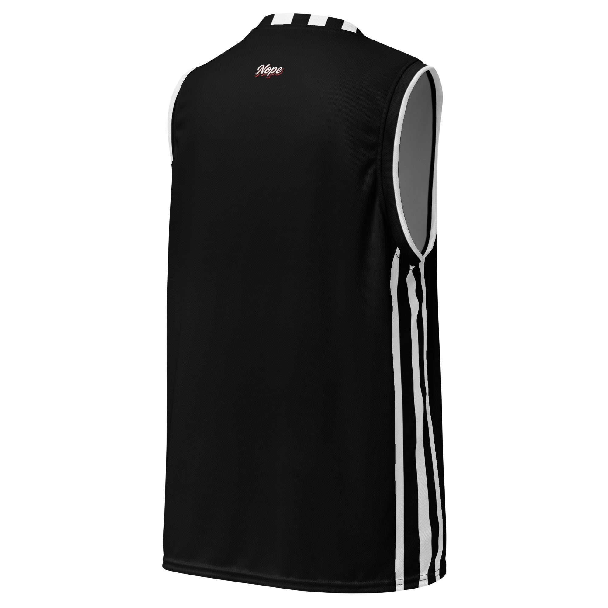 Schwarzes Basketball-Shirt mit weißen Seitenstreifen. Auf der Brust steht in weißer Schrift mit rotem Schatten und schwarzem Rand das Wort "Nope".