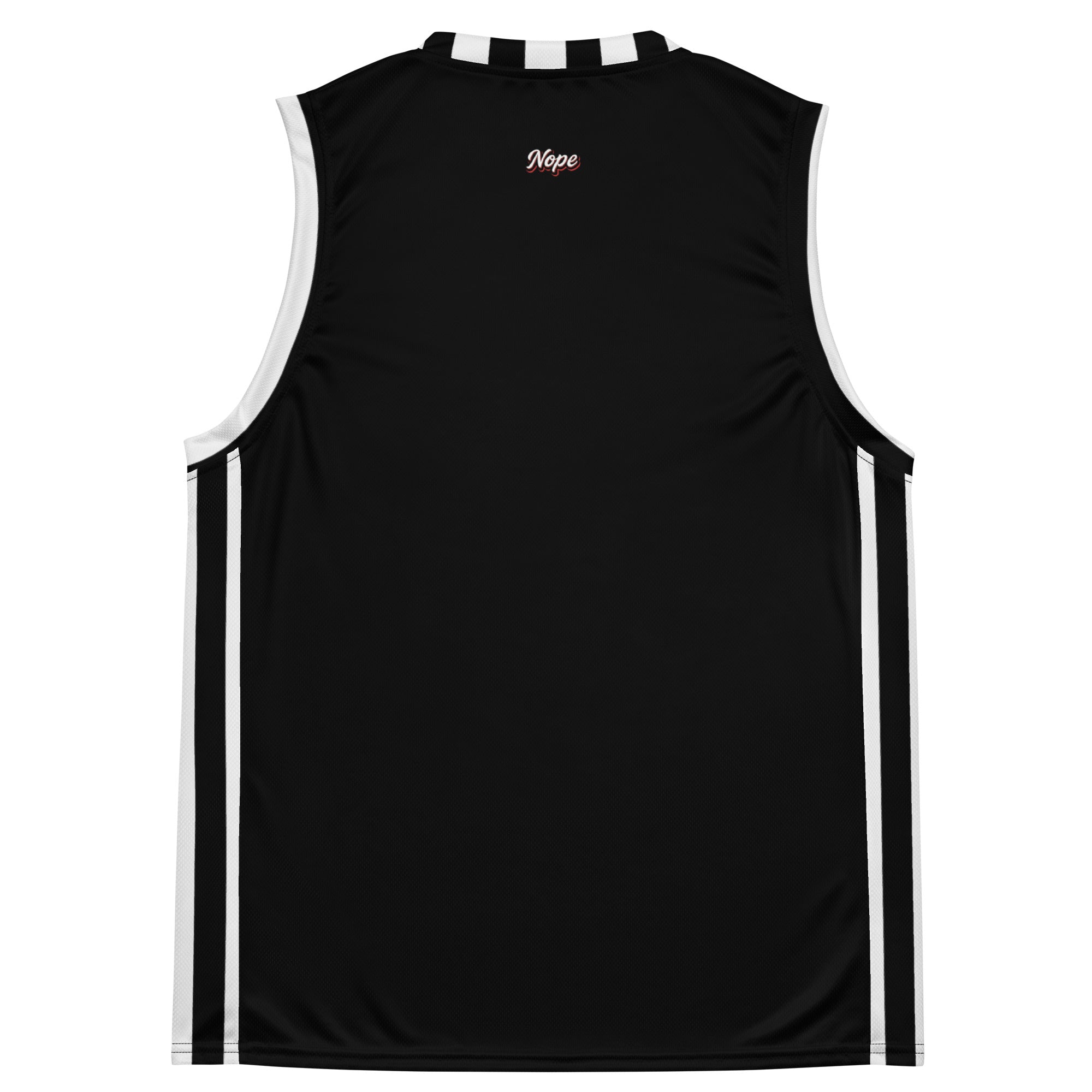 Schwarzes Basketball-Shirt mit weißen Seitenstreifen. Auf der Brust steht in weißer Schrift mit rotem Schatten und schwarzem Rand das Wort "Nope".