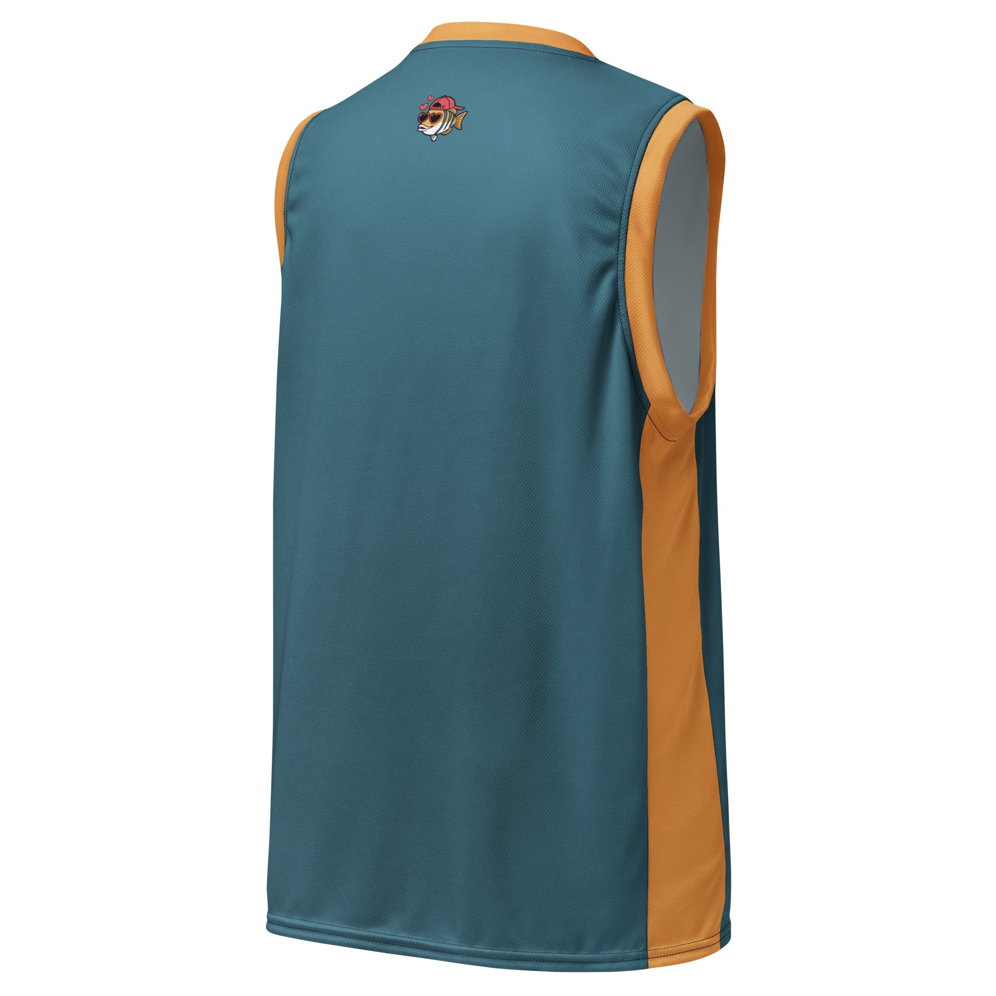 Ein dunkelpetrolfarbenes Basketballtrikot mit leuchtend orangefarbenen Seitenstreifen und Kragen. Mittig auf der Brust ist eine charmante Cartoon-Figur eines gestreiften Fisches abgebildet, der eine rote Baseballkappe verkehrt herum und herzförmige Sonnenbrillen trägt, während drei rote Herzen über seinem Kopf schweben