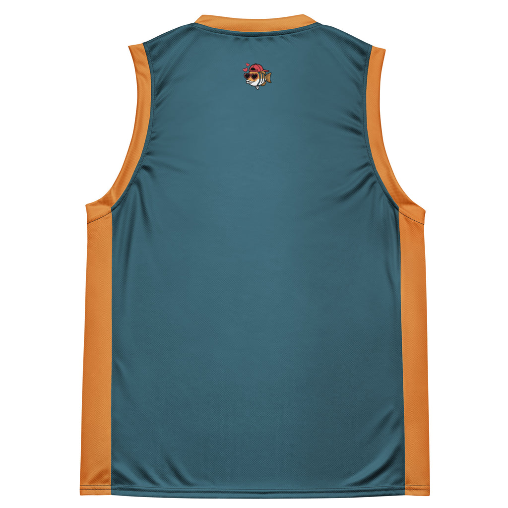 Ein dunkelpetrolfarbenes Basketballtrikot mit leuchtend orangefarbenen Seitenstreifen und Kragen. Mittig auf der Brust ist eine charmante Cartoon-Figur eines gestreiften Fisches abgebildet, der eine rote Baseballkappe verkehrt herum und herzförmige Sonnenbrillen trägt, während drei rote Herzen über seinem Kopf schweben