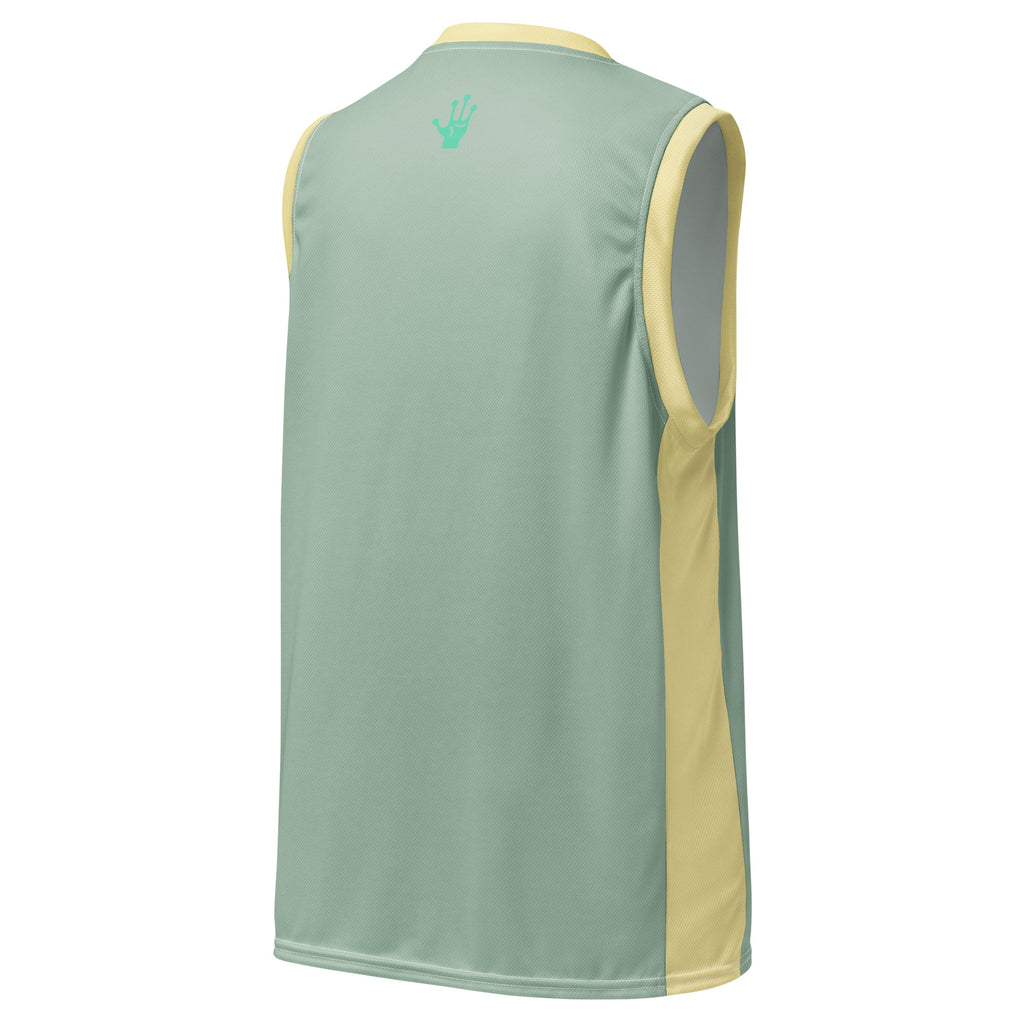 Ein lebhaftes, salbei grünes Basketballtrikot, akzentuiert durch frische, sonnengelbe Streifen an den Seiten und am Kragen. Das Herzstück des Trikots ist eine skurrile Grafik: Ein grünes Alien, entspannt auf einer leuchtenden, gelben Mondsichel, mit einer Zigarette im Mundwinkel. Um den Mond herum tanzen stilisierte Sterne und Planeten, die dem Design eine kosmische Note verleihen.