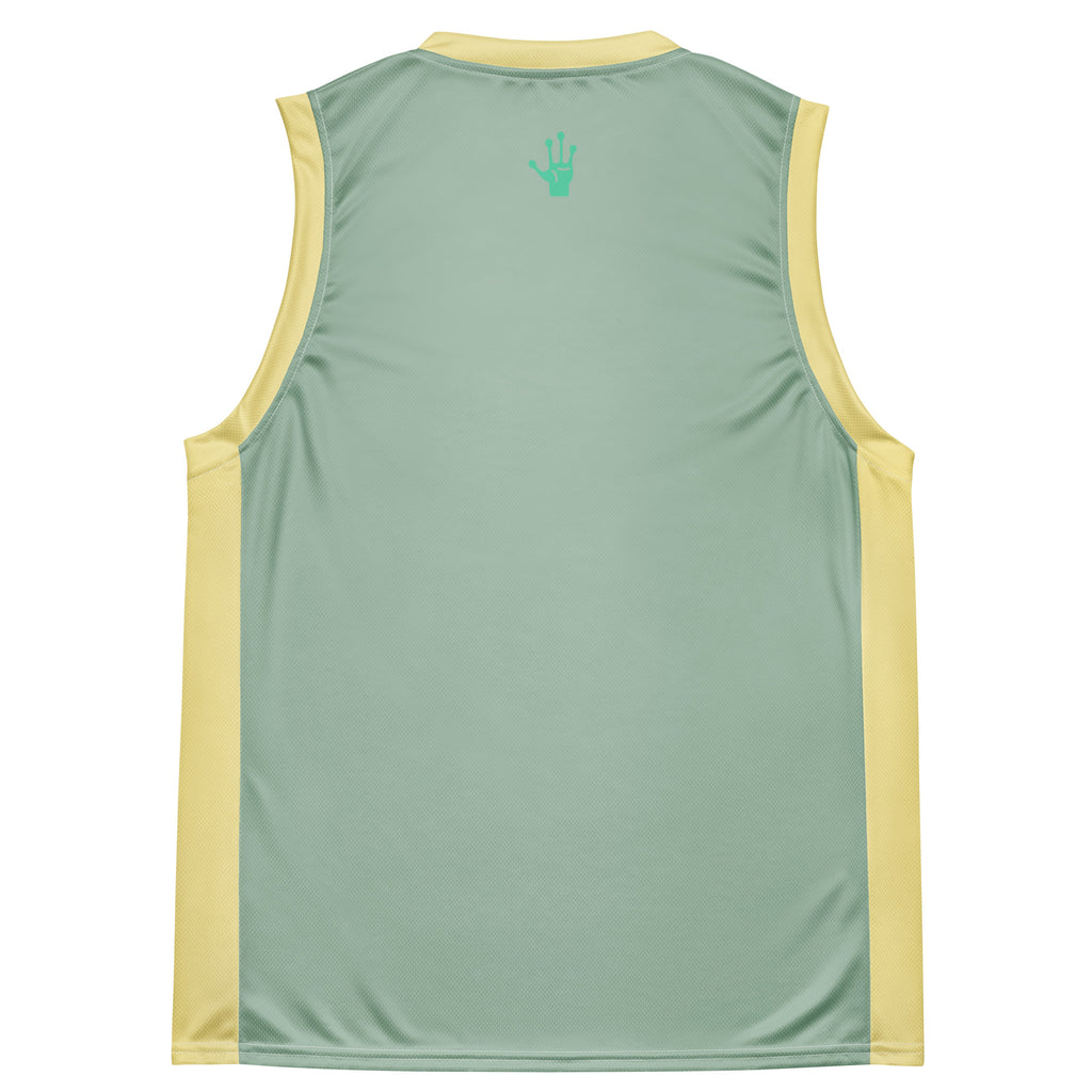 Ein lebhaftes, salbei grünes Basketballtrikot, akzentuiert durch frische, sonnengelbe Streifen an den Seiten und am Kragen. Das Herzstück des Trikots ist eine skurrile Grafik: Ein grünes Alien, entspannt auf einer leuchtenden, gelben Mondsichel, mit einer Zigarette im Mundwinkel. Um den Mond herum tanzen stilisierte Sterne und Planeten, die dem Design eine kosmische Note verleihen.