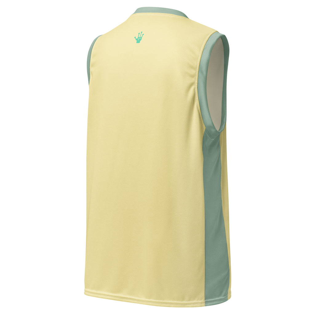 Ein lebhaftes, sonnengelbes Basketballtrikot, akzentuiert durch frische, mintgrüne Streifen an den Seiten und am Kragen. Das Herzstück des Trikots ist eine skurrile Grafik: Ein grünes Alien, entspannt auf einer leuchtenden, gelben Mondsichel, mit einer Zigarette im Mundwinkel. Um den Mond herum tanzen stilisierte Sterne und Planeten, die dem Design eine kosmische Note verleihen.