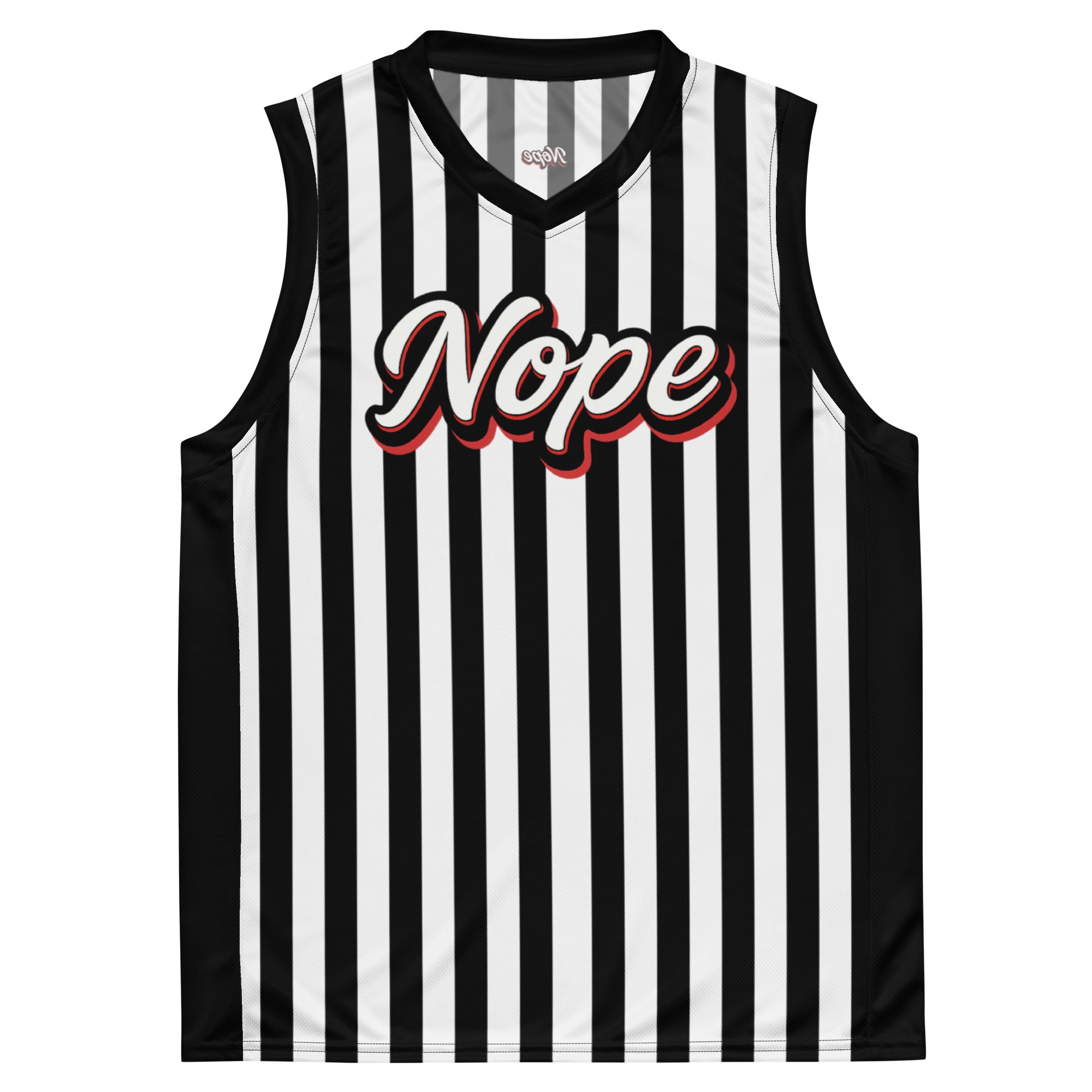 Schwarz-weiß gestreiftes Basketball-Shirt. Auf der Brust steht in weißer Schrift mit rotem Schatten und schwarzem Rand das Wort "Nope".