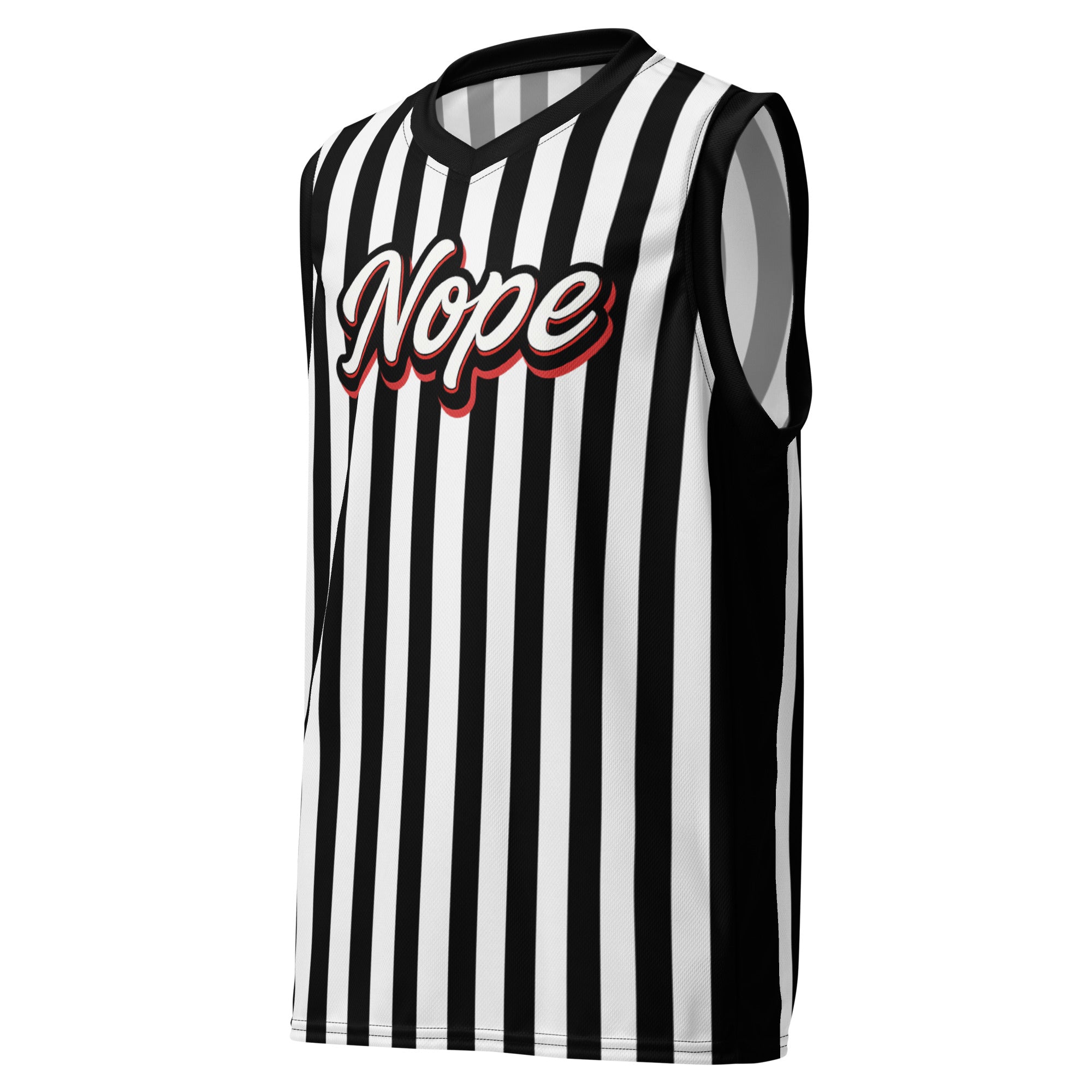 Schwarz-weiß gestreiftes Basketball-Shirt. Auf der Brust steht in weißer Schrift mit rotem Schatten und schwarzem Rand das Wort "Nope".