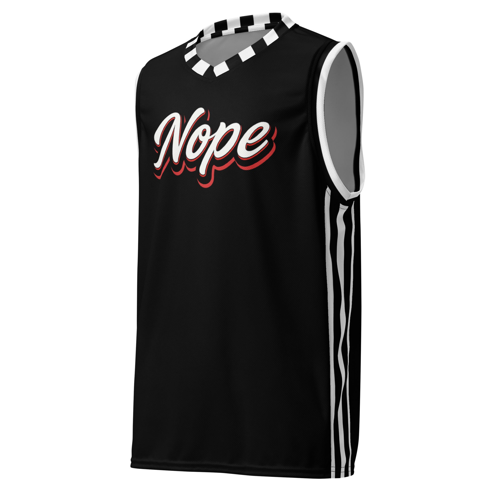 Schwarzes Basketball-Shirt mit weißen Seitenstreifen. Auf der Brust steht in weißer Schrift mit rotem Schatten und schwarzem Rand das Wort "Nope".