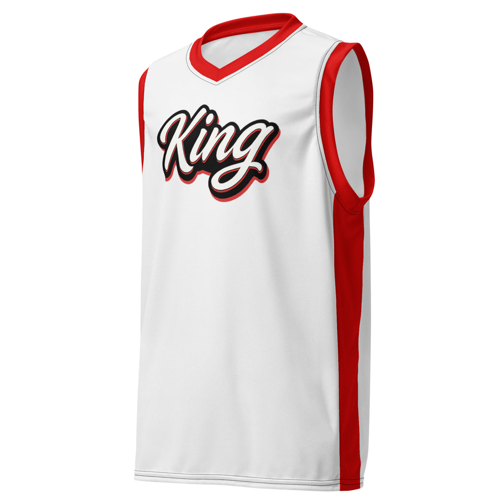 Weißes Basketball-Shirt mit roten Seitenstreifen und roten Kragen. Auf der Brust steht in weißer Schrift mit rotem Schatten und schwarzem Rand das Wort "King".
