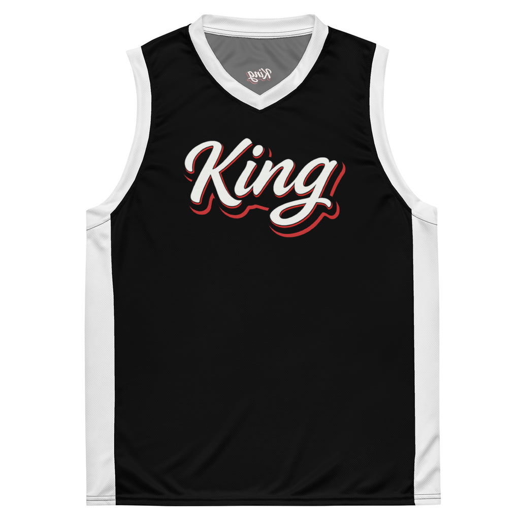 Schwarzes Basketball-Shirt mit weißen Seitenstreifen und weißen Kragen. Auf der Brust steht in weißer Schrift mit rotem Schatten und schwarzem Rand das Wort "King".