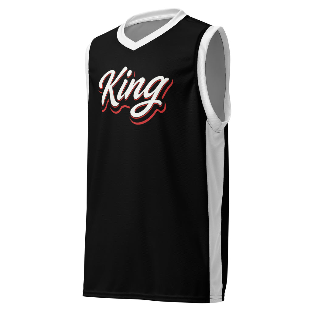Schwarzes Basketball-Shirt mit weißen Seitenstreifen und weißen Kragen. Auf der Brust steht in weißer Schrift mit rotem Schatten und schwarzem Rand das Wort "King".