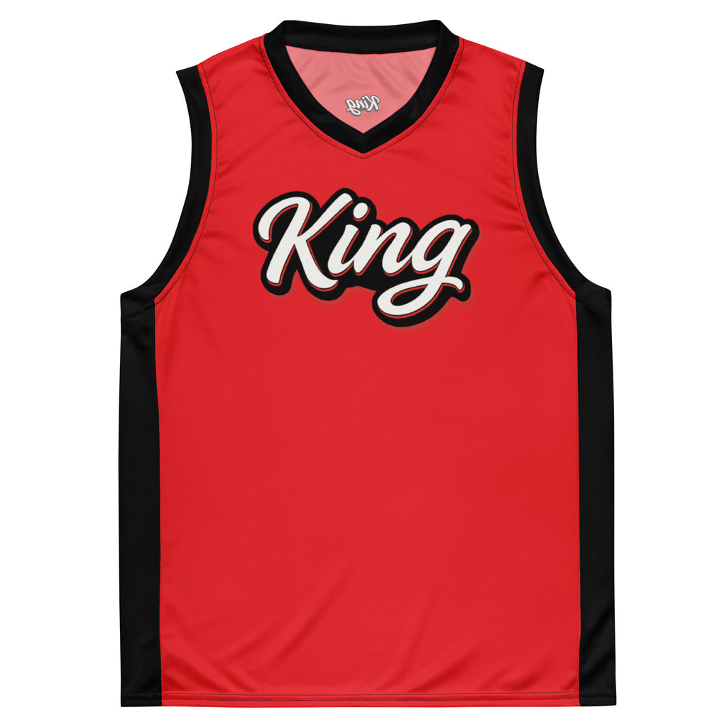 Rotes Basketball-Shirt mit schwarzen Seitenstreifen und  Kragen. Auf der Brust steht in weißer Schrift mit rotem Schatten und schwarzem Rand das Wort "King".