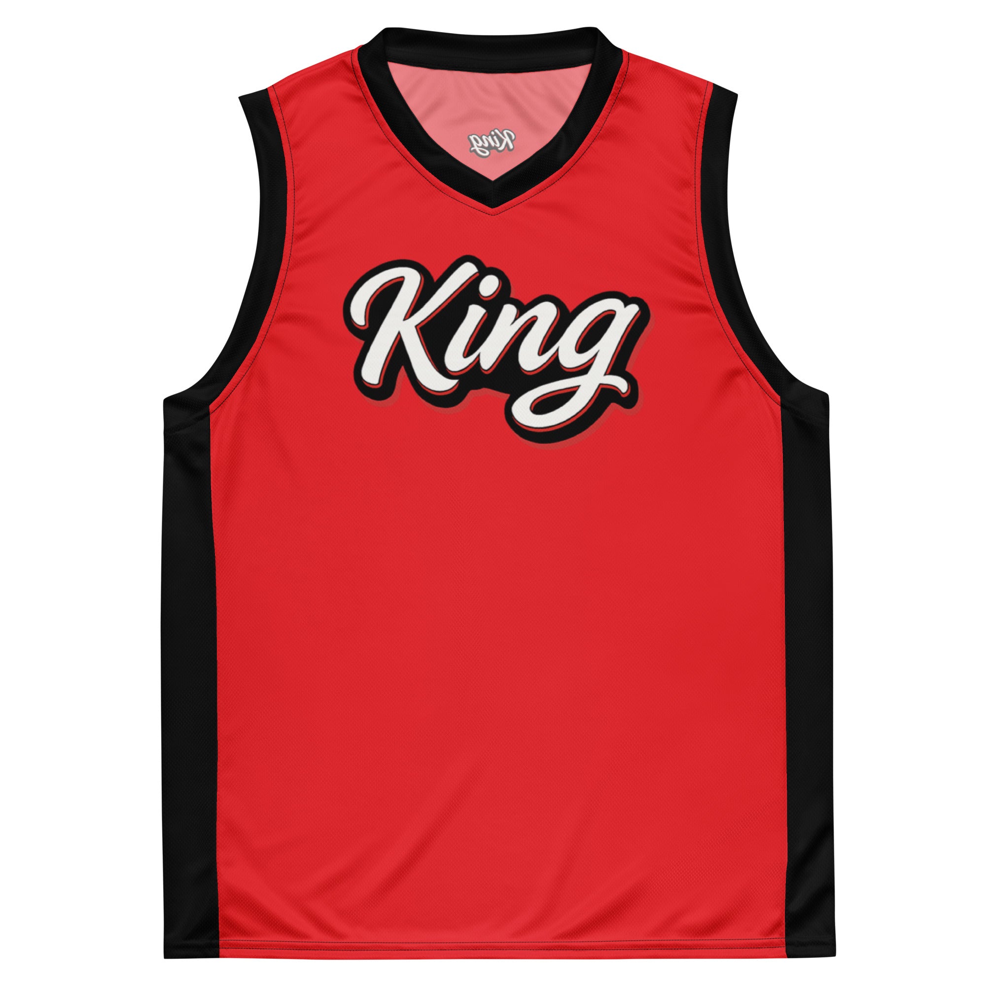 Rotes Basketball-Shirt mit schwarzen Seitenstreifen und  Kragen. Auf der Brust steht in weißer Schrift mit rotem Schatten und schwarzem Rand das Wort "King".