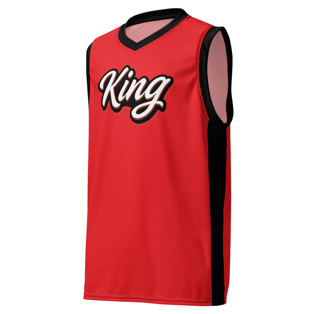 Rotes Basketball-Shirt mit schwarzen Seitenstreifen und  Kragen. Auf der Brust steht in weißer Schrift mit rotem Schatten und schwarzem Rand das Wort "King".