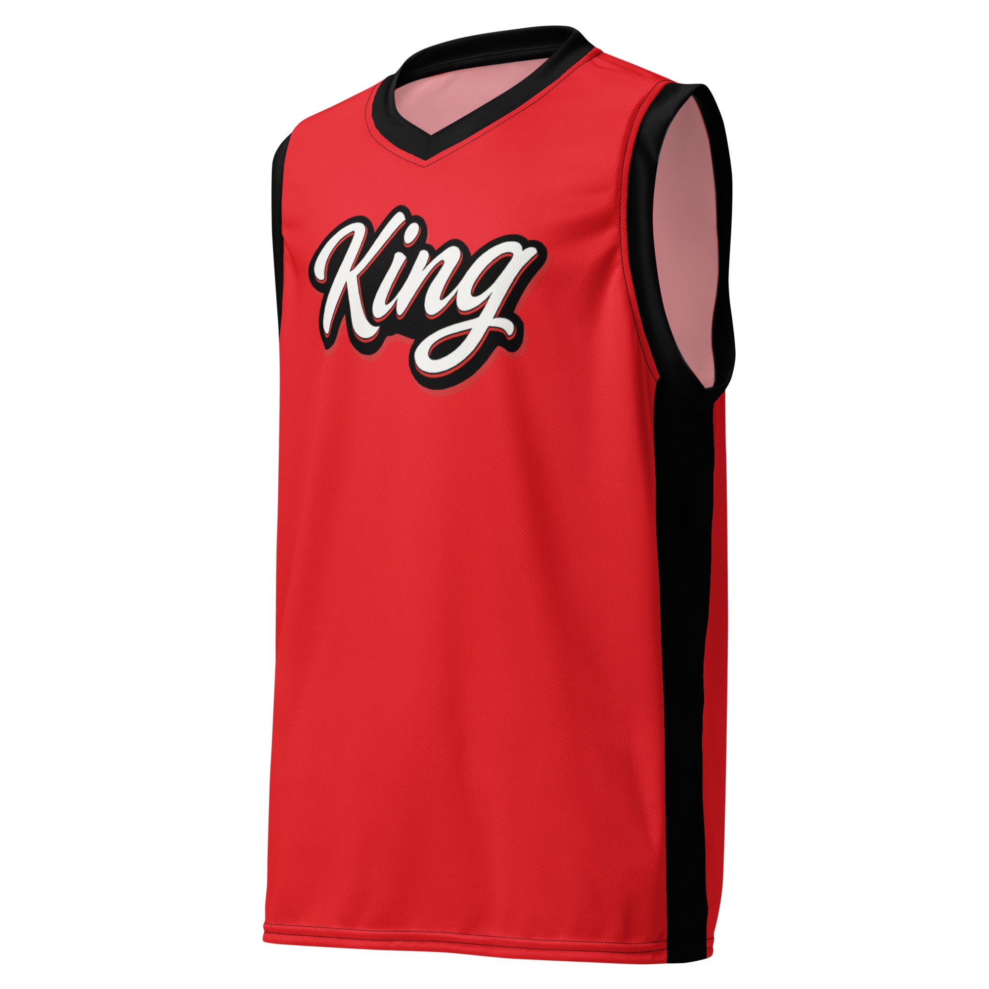 Rotes Basketball-Shirt mit schwarzen Seitenstreifen und  Kragen. Auf der Brust steht in weißer Schrift mit rotem Schatten und schwarzem Rand das Wort "King".
