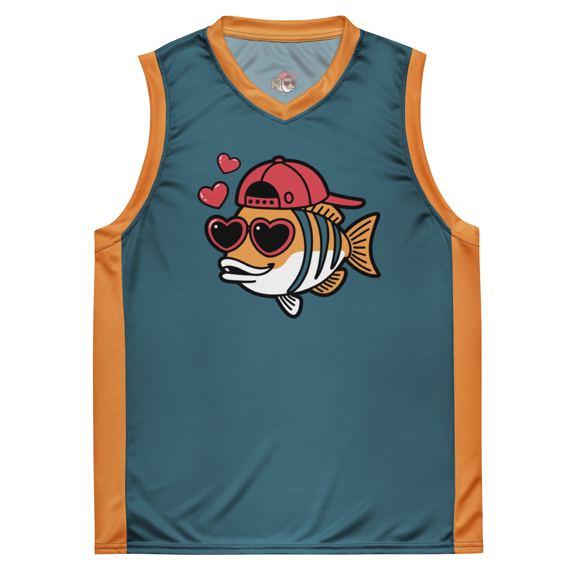 Ein dunkelpetrolfarbenes Basketballtrikot mit leuchtend orangefarbenen Seitenstreifen und Kragen. Mittig auf der Brust ist eine charmante Cartoon-Figur eines gestreiften Fisches abgebildet, der eine rote Baseballkappe verkehrt herum und herzförmige Sonnenbrillen trägt, während drei rote Herzen über seinem Kopf schweben
