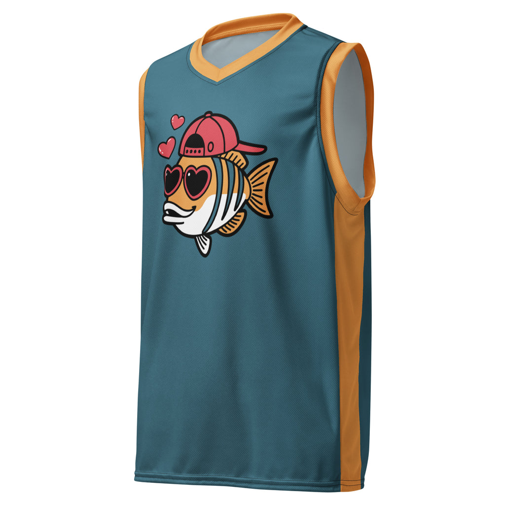 Ein dunkelpetrolfarbenes Basketballtrikot mit leuchtend orangefarbenen Seitenstreifen und Kragen. Mittig auf der Brust ist eine charmante Cartoon-Figur eines gestreiften Fisches abgebildet, der eine rote Baseballkappe verkehrt herum und herzförmige Sonnenbrillen trägt, während drei rote Herzen über seinem Kopf schweben