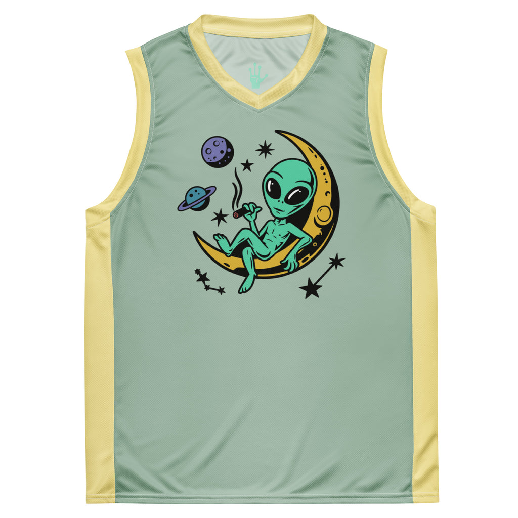 Ein lebhaftes, salbei grünes Basketballtrikot, akzentuiert durch frische, sonnengelbe Streifen an den Seiten und am Kragen. Das Herzstück des Trikots ist eine skurrile Grafik: Ein grünes Alien, entspannt auf einer leuchtenden, gelben Mondsichel, mit einer Zigarette im Mundwinkel. Um den Mond herum tanzen stilisierte Sterne und Planeten, die dem Design eine kosmische Note verleihen.