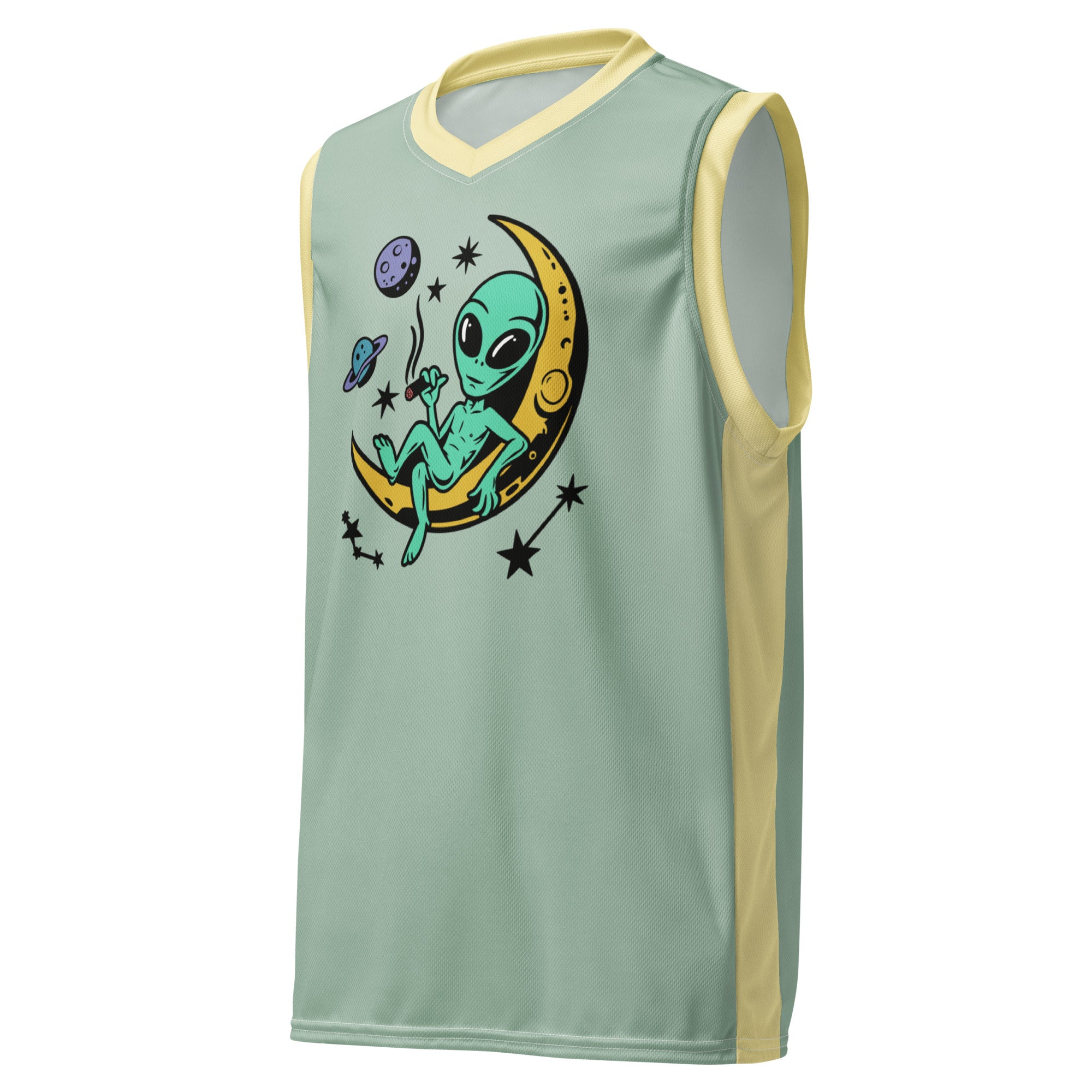 Ein lebhaftes, salbei grünes Basketballtrikot, akzentuiert durch frische, sonnengelbe Streifen an den Seiten und am Kragen. Das Herzstück des Trikots ist eine skurrile Grafik: Ein grünes Alien, entspannt auf einer leuchtenden, gelben Mondsichel, mit einer Zigarette im Mundwinkel. Um den Mond herum tanzen stilisierte Sterne und Planeten, die dem Design eine kosmische Note verleihen.