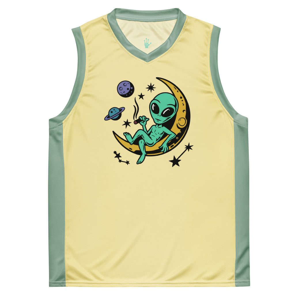 Ein lebhaftes, sonnengelbes Basketballtrikot, akzentuiert durch frische, mintgrüne Streifen an den Seiten und am Kragen. Das Herzstück des Trikots ist eine skurrile Grafik: Ein grünes Alien, entspannt auf einer leuchtenden, gelben Mondsichel, mit einer Zigarette im Mundwinkel. Um den Mond herum tanzen stilisierte Sterne und Planeten, die dem Design eine kosmische Note verleihen.