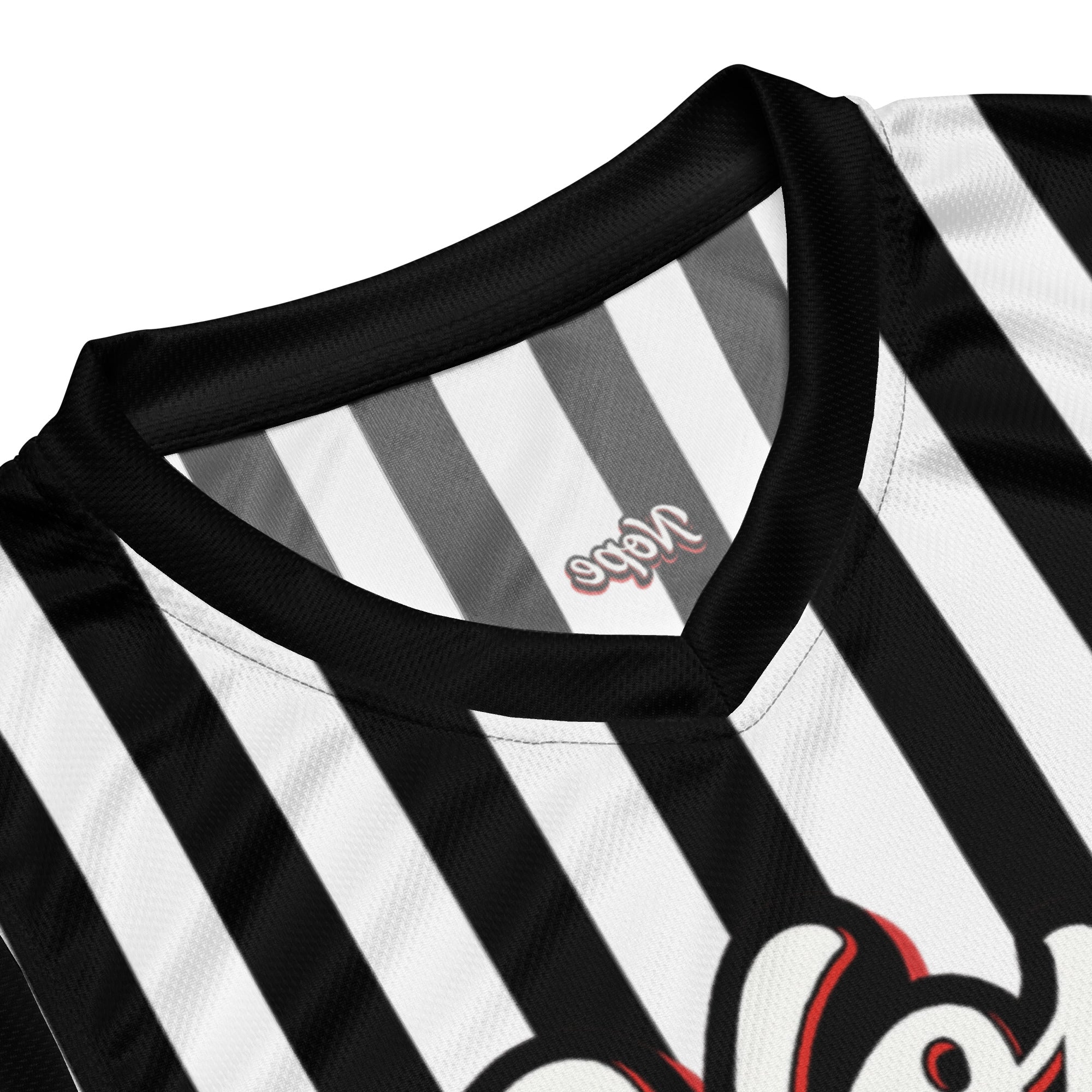 Schwarz-weiß gestreiftes Basketball-Shirt. Auf der Brust steht in weißer Schrift mit rotem Schatten und schwarzem Rand das Wort "Nope".