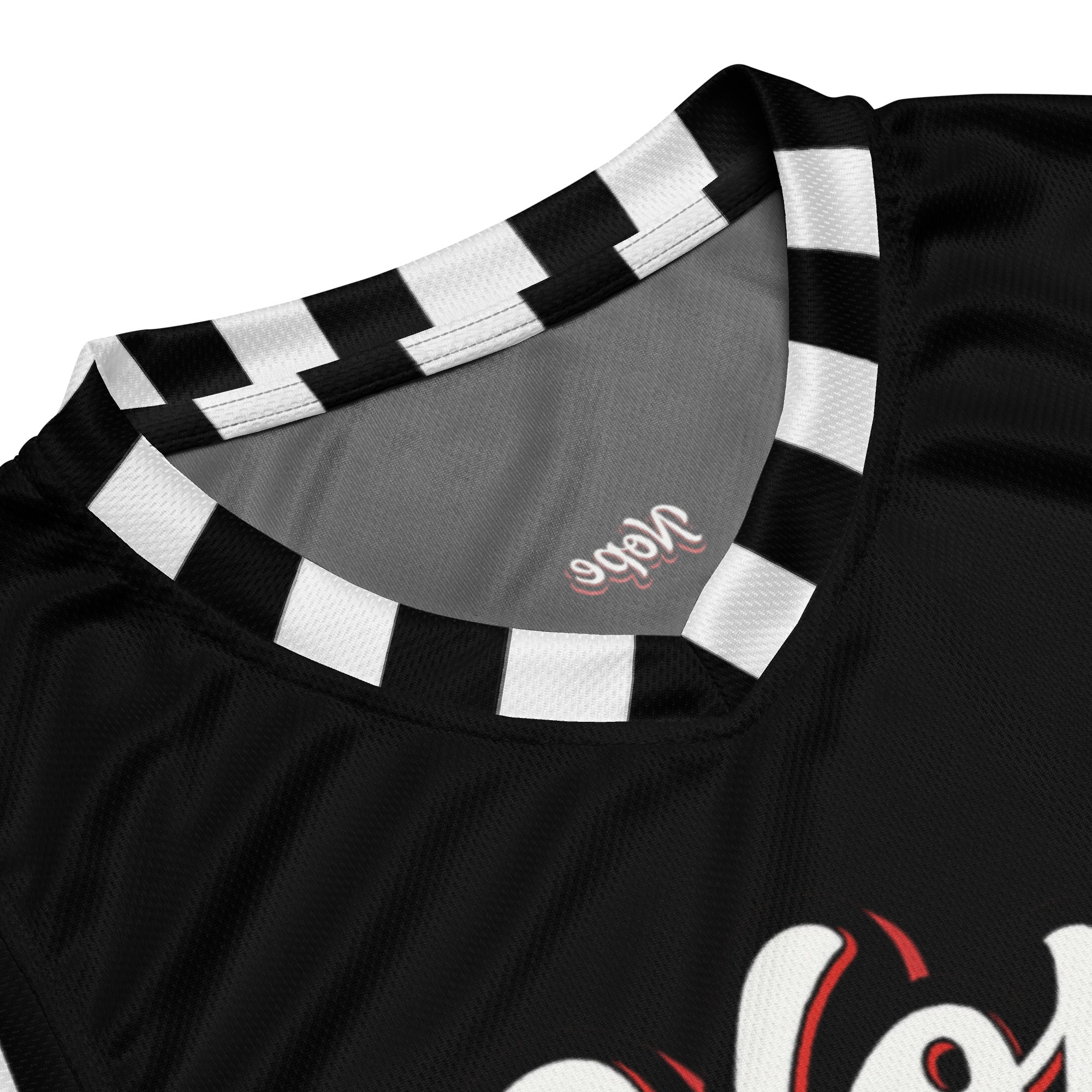 Schwarzes Basketball-Shirt mit weißen Seitenstreifen. Auf der Brust steht in weißer Schrift mit rotem Schatten und schwarzem Rand das Wort "Nope".