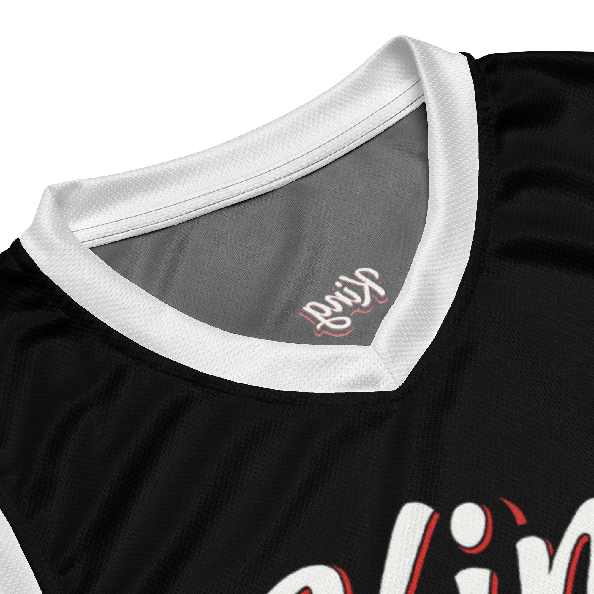 Schwarzes Basketball-Shirt mit weißen Seitenstreifen und weißen Kragen. Auf der Brust steht in weißer Schrift mit rotem Schatten und schwarzem Rand das Wort "King".