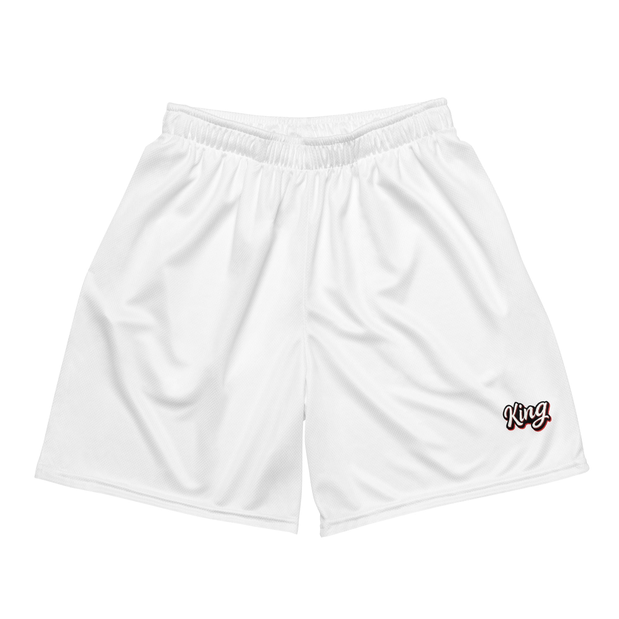 Weiße Mesh-Sportshorts mit elastischem Bund. Am unteren rechten Bein steht in schwarzer Schrift mit rotem Schatten und weißem Rand das Wort "King".