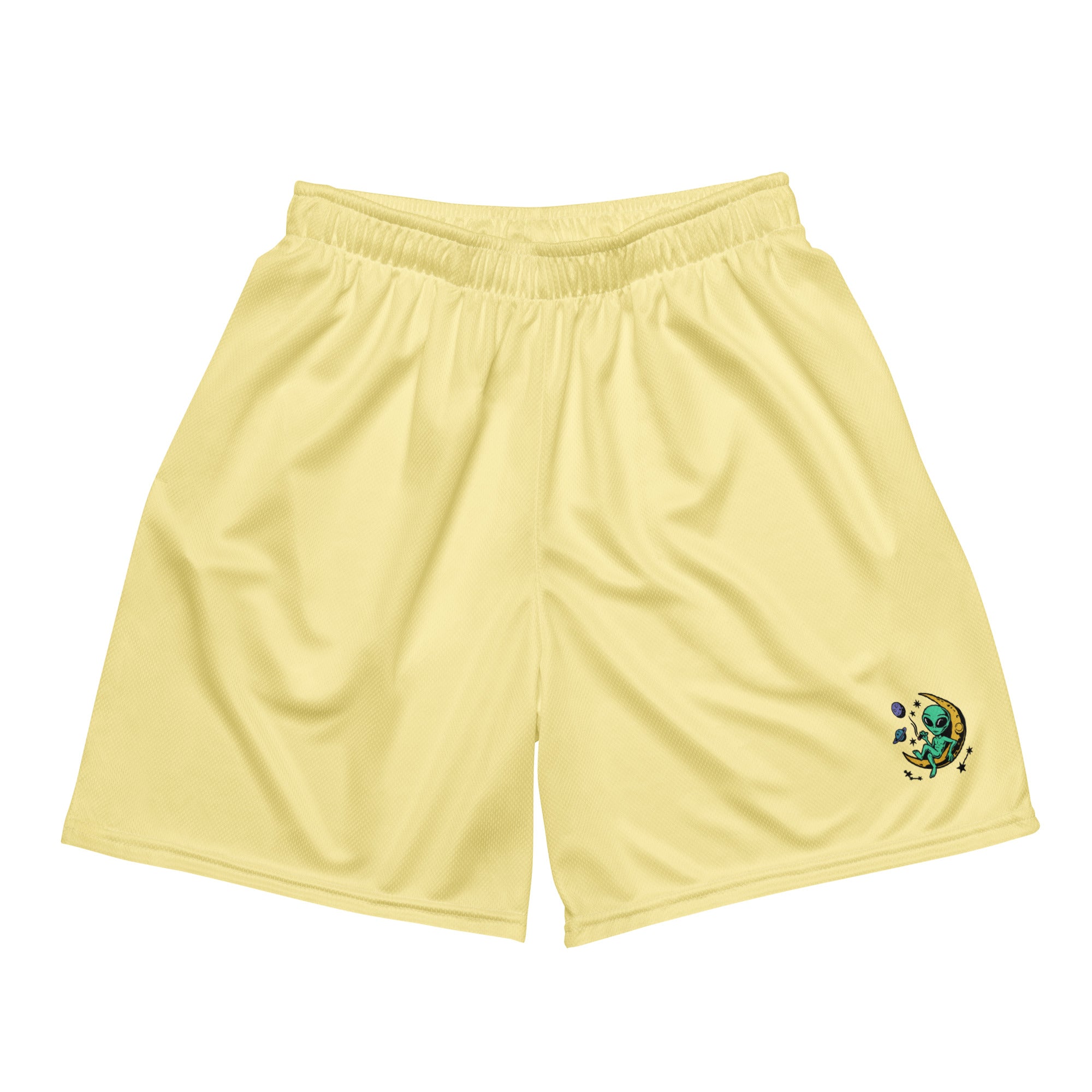 leuchtend sonnengelbe Basketballshorts, die auf dem linken Hosenbein das farbenfrohe "Chilling Vibes"-Logo mit einem grünen Alien auf einem gelben Halbmond zeigen, umgeben von Sternen und Planeten. Die Shorts bestehen aus glattem Sportmaterial.