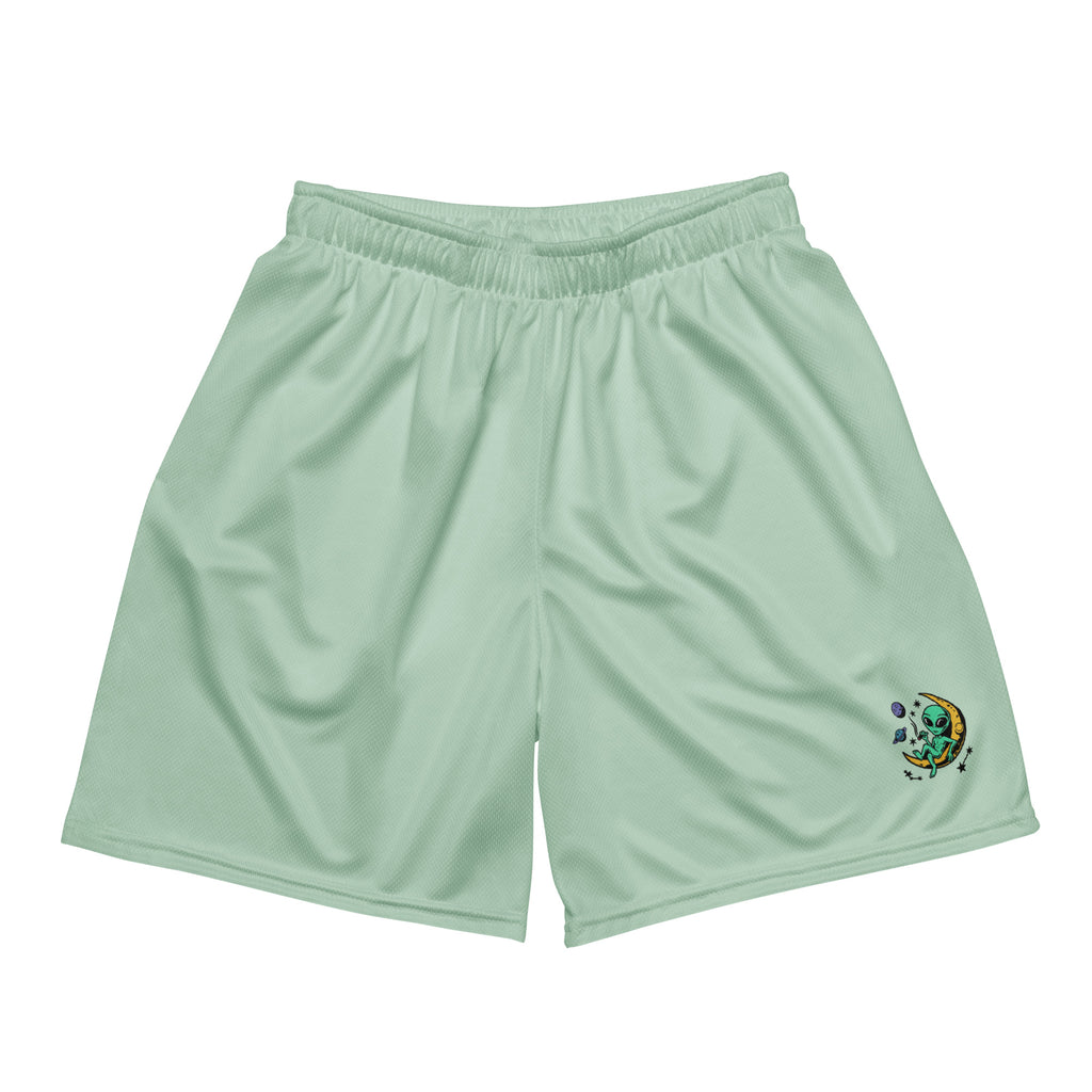 Ein Paar mintgrüne Basketballshorts, die auf dem linken Hosenbein das farbenfrohe "Chilling Vibes"-Logo mit einem grünen Alien auf einem gelben Halbmond zeigen, umgeben von Sternen und Planeten. Die Shorts bestehen aus glattem Sportmaterial.