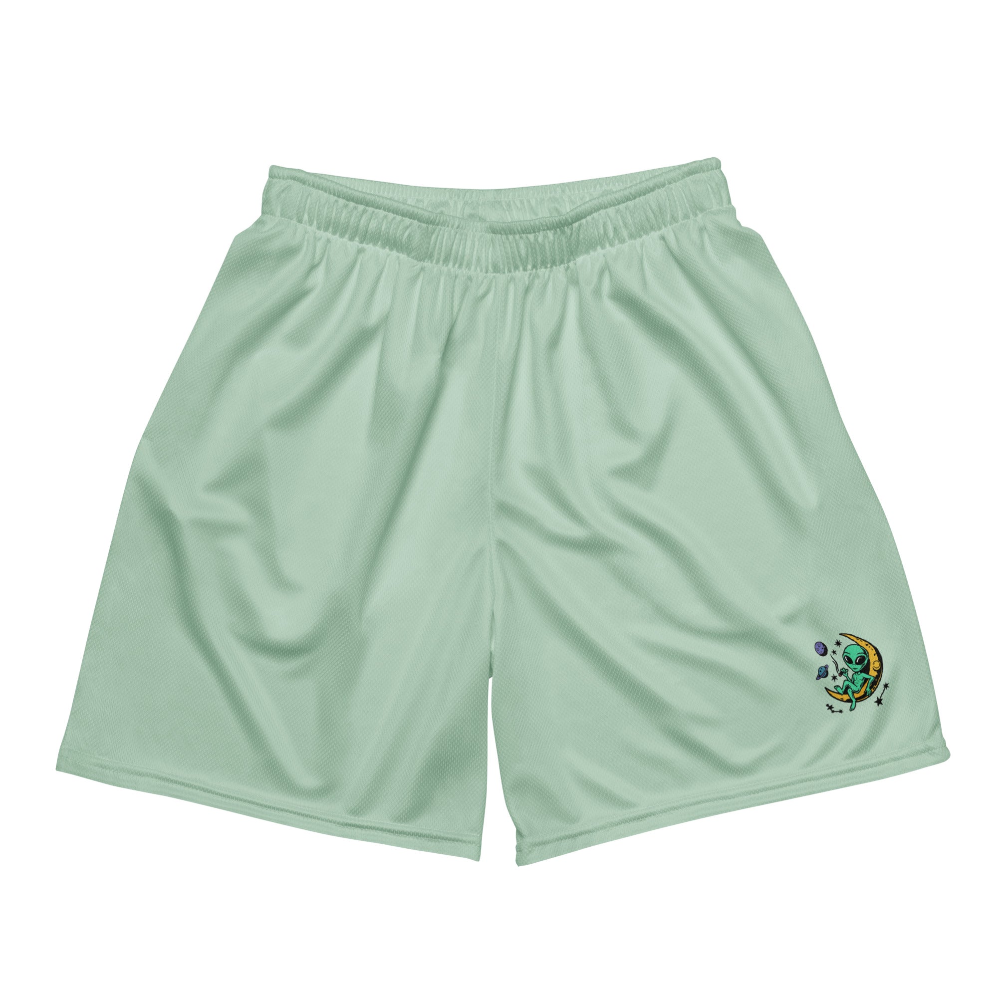 Ein Paar mintgrüne Basketballshorts, die auf dem linken Hosenbein das farbenfrohe "Chilling Vibes"-Logo mit einem grünen Alien auf einem gelben Halbmond zeigen, umgeben von Sternen und Planeten. Die Shorts bestehen aus glattem Sportmaterial.