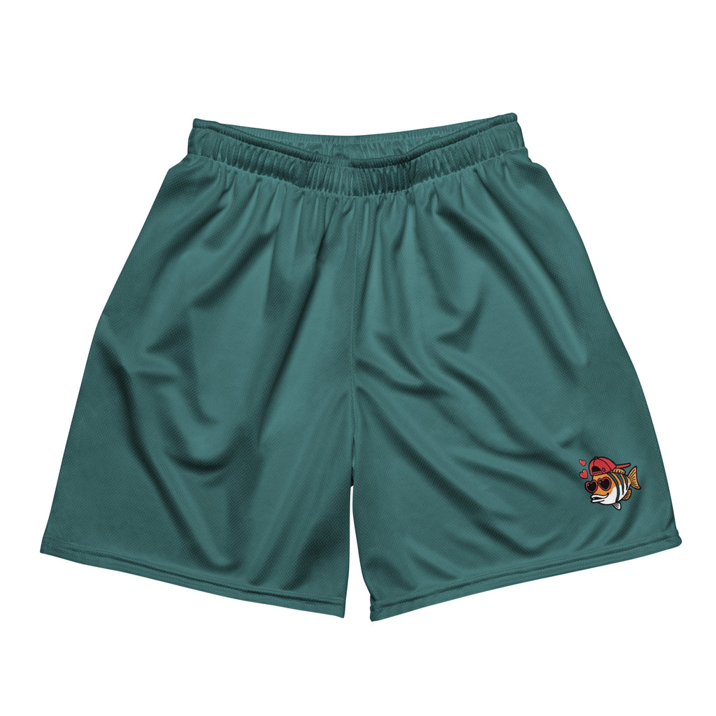 dunkelpetrolfarbene Basketballshorts aus glattem Sportgewebe. Auf dem linken Oberschenkel ist eine kleinere, detaillierte Version des "Loving Fishy" Cartoon-Fisches mit Cap und Herz-Sonnenbrille abgebildet.