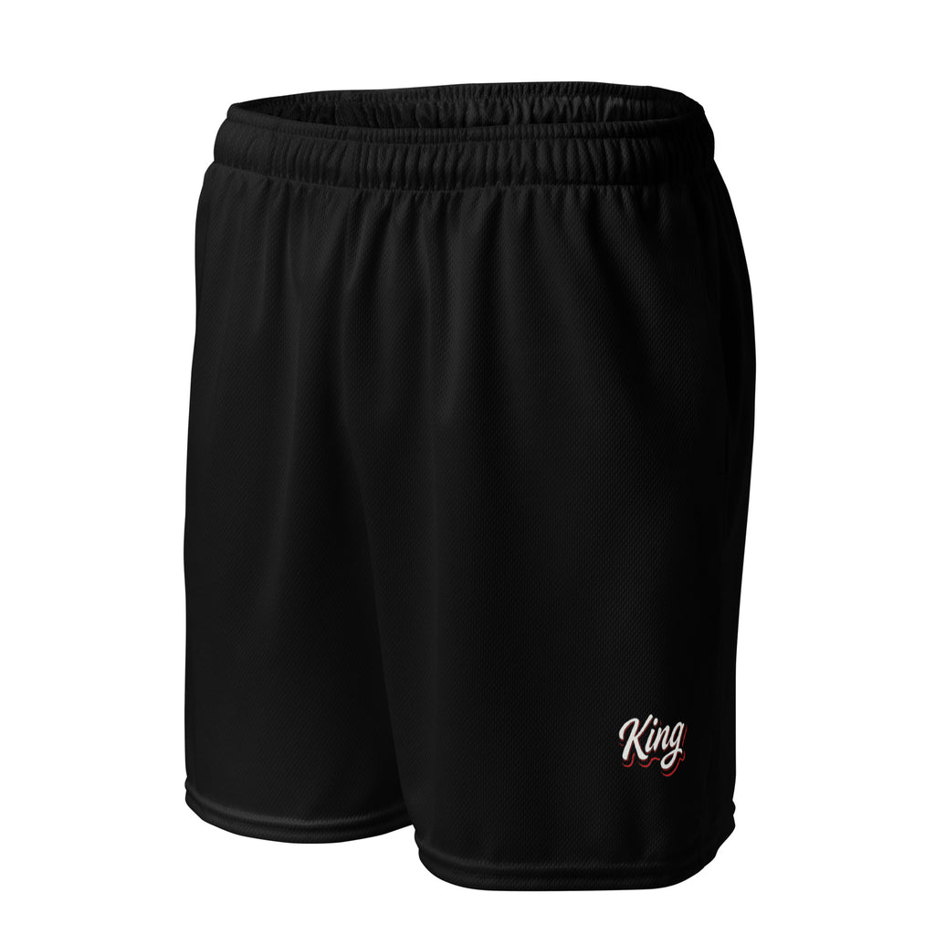 Schwarze Mesh-Sportshorts mit elastischem Bund. Am unteren rechten Bein steht in weißer Schrift mit rotem Schatten und schwarzem Rand das Wort "King".