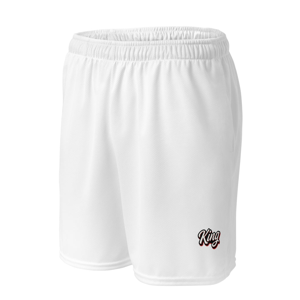 Weiße Mesh-Sportshorts mit elastischem Bund. Am unteren rechten Bein steht in schwarzer Schrift mit rotem Schatten und weißem Rand das Wort "King".