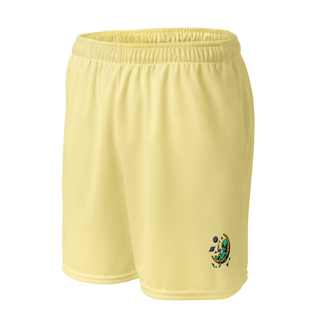 leuchtend sonnengelbe Basketballshorts, die auf dem linken Hosenbein das farbenfrohe "Chilling Vibes"-Logo mit einem grünen Alien auf einem gelben Halbmond zeigen, umgeben von Sternen und Planeten. Die Shorts bestehen aus glattem Sportmaterial.