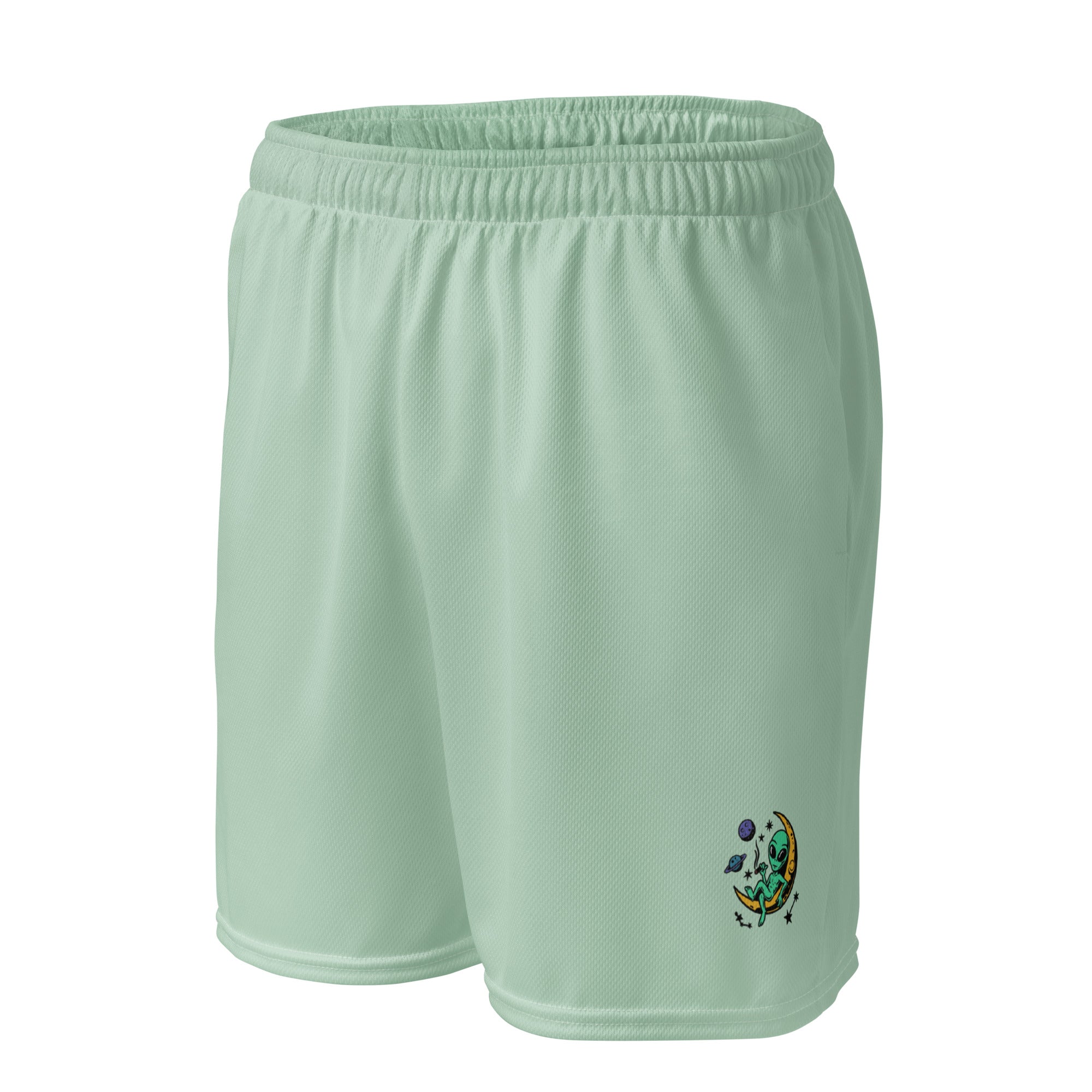 Ein Paar mintgrüne Basketballshorts, die auf dem linken Hosenbein das farbenfrohe "Chilling Vibes"-Logo mit einem grünen Alien auf einem gelben Halbmond zeigen, umgeben von Sternen und Planeten. Die Shorts bestehen aus glattem Sportmaterial.