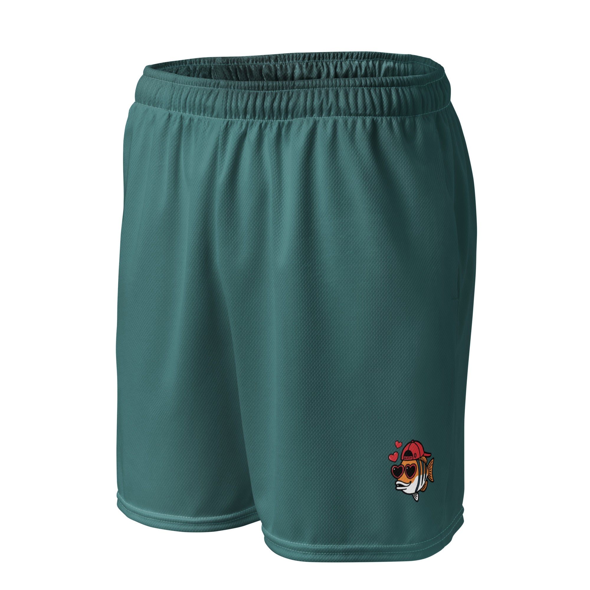 dunkelpetrolfarbene Basketballshorts aus glattem Sportgewebe. Auf dem linken Oberschenkel ist eine kleinere, detaillierte Version des "Loving Fishy" Cartoon-Fisches mit Cap und Herz-Sonnenbrille abgebildet.