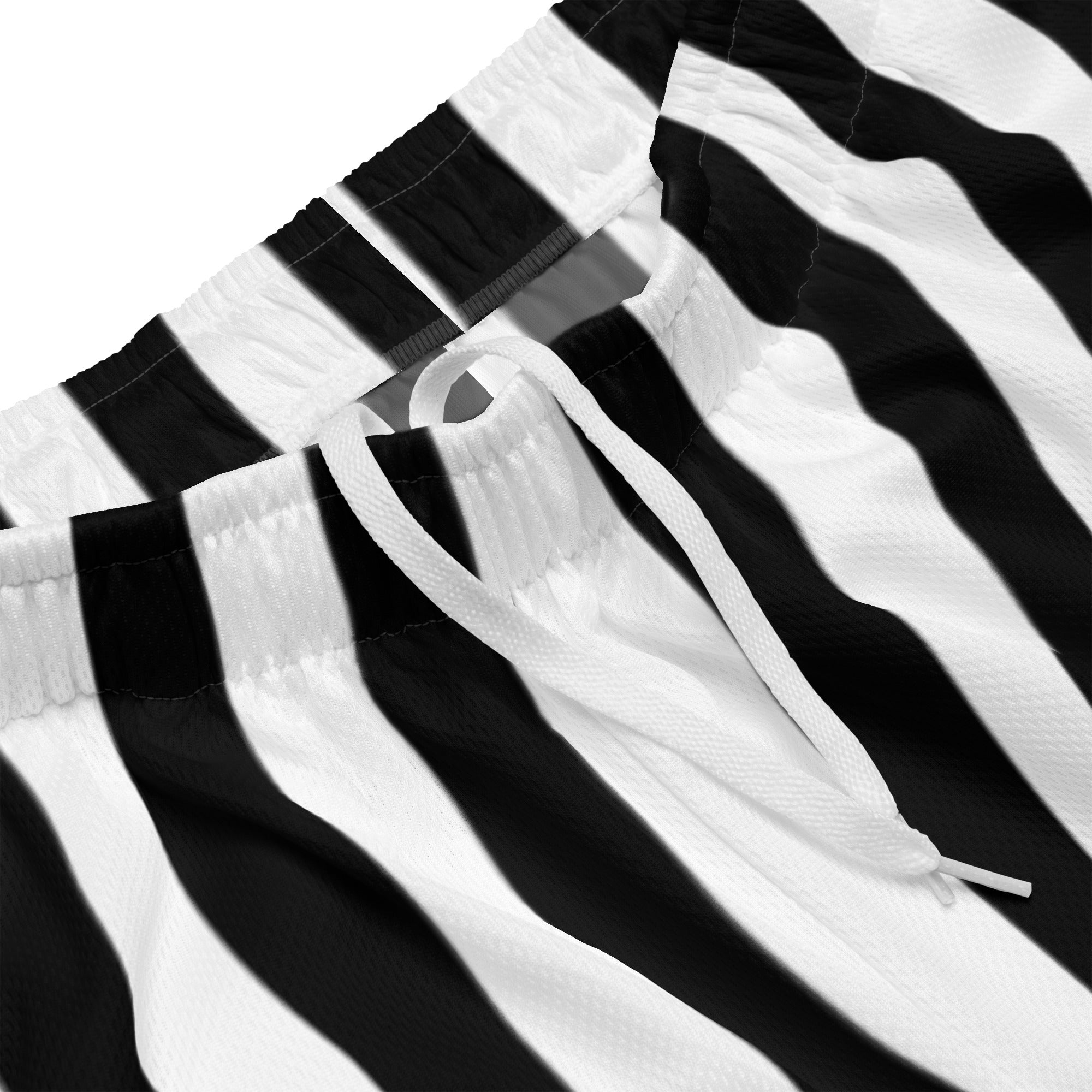 Schwarz-weiß gestreifte Mesh-Sportshorts mit elastischem Bund. Am unteren rechten Bein steht in weißer Schrift mit rotem Schatten und schwarzem Rand das Wort "Nope".