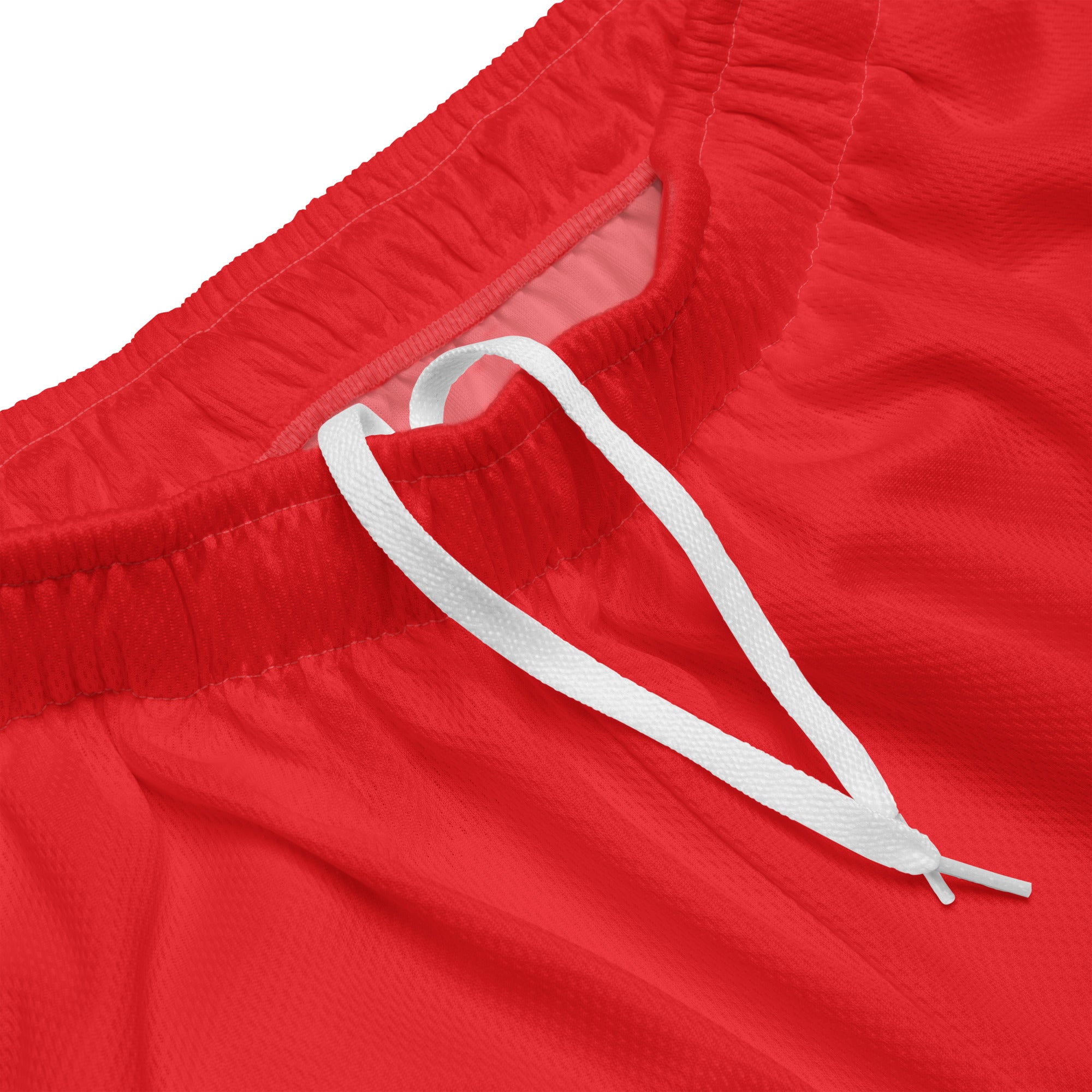 Rote Mesh-Sportshorts mit elastischem Bund. Am unteren rechten Bein steht in weißer Schrift mit rotem Schatten und schwarzem Rand das Wort "King".