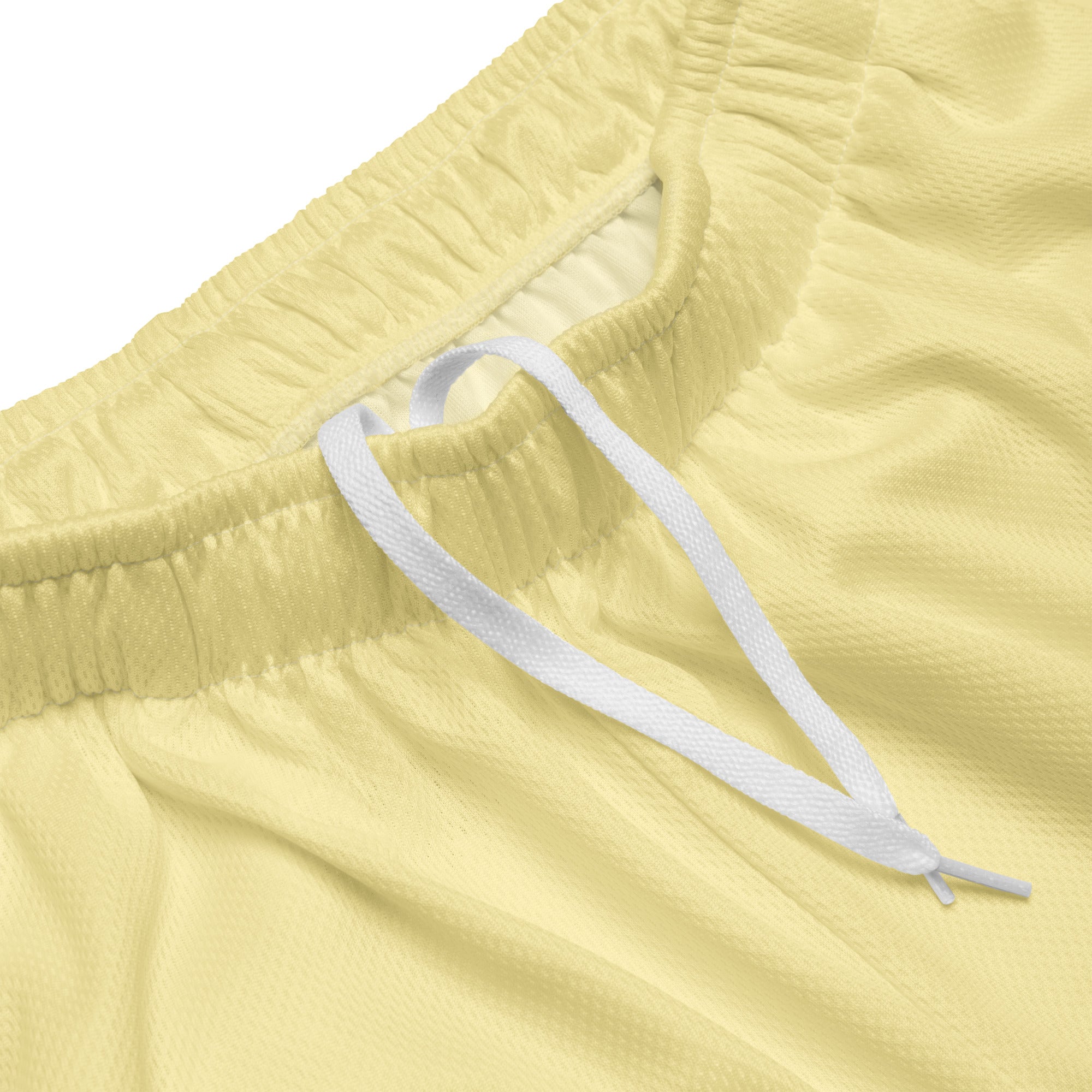 leuchtend sonnengelbe Basketballshorts, die auf dem linken Hosenbein das farbenfrohe "Chilling Vibes"-Logo mit einem grünen Alien auf einem gelben Halbmond zeigen, umgeben von Sternen und Planeten. Die Shorts bestehen aus glattem Sportmaterial.