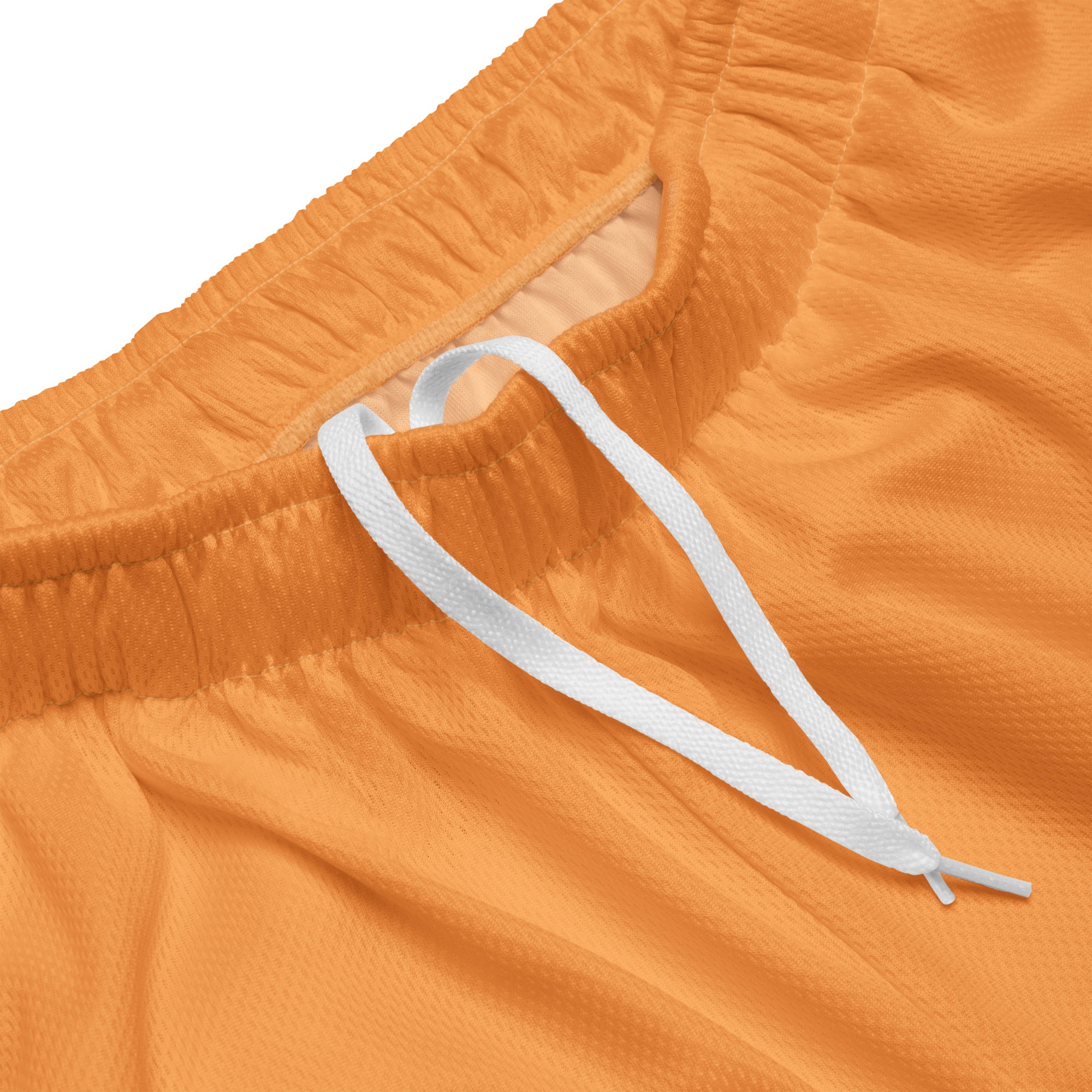 Orange farbene Basketballshorts aus glattem Sportgewebe. Auf dem linken Oberschenkel ist eine kleinere, detaillierte Version des "Loving Fishy" Cartoon-Fisches mit Cap und Herz-Sonnenbrille abgebildet.