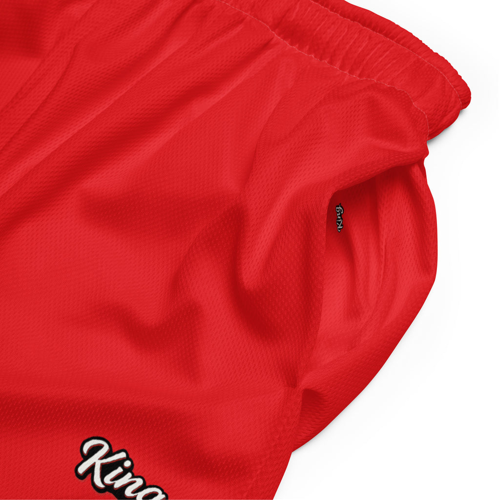Rote Mesh-Sportshorts mit elastischem Bund. Am unteren rechten Bein steht in weißer Schrift mit rotem Schatten und schwarzem Rand das Wort "King".