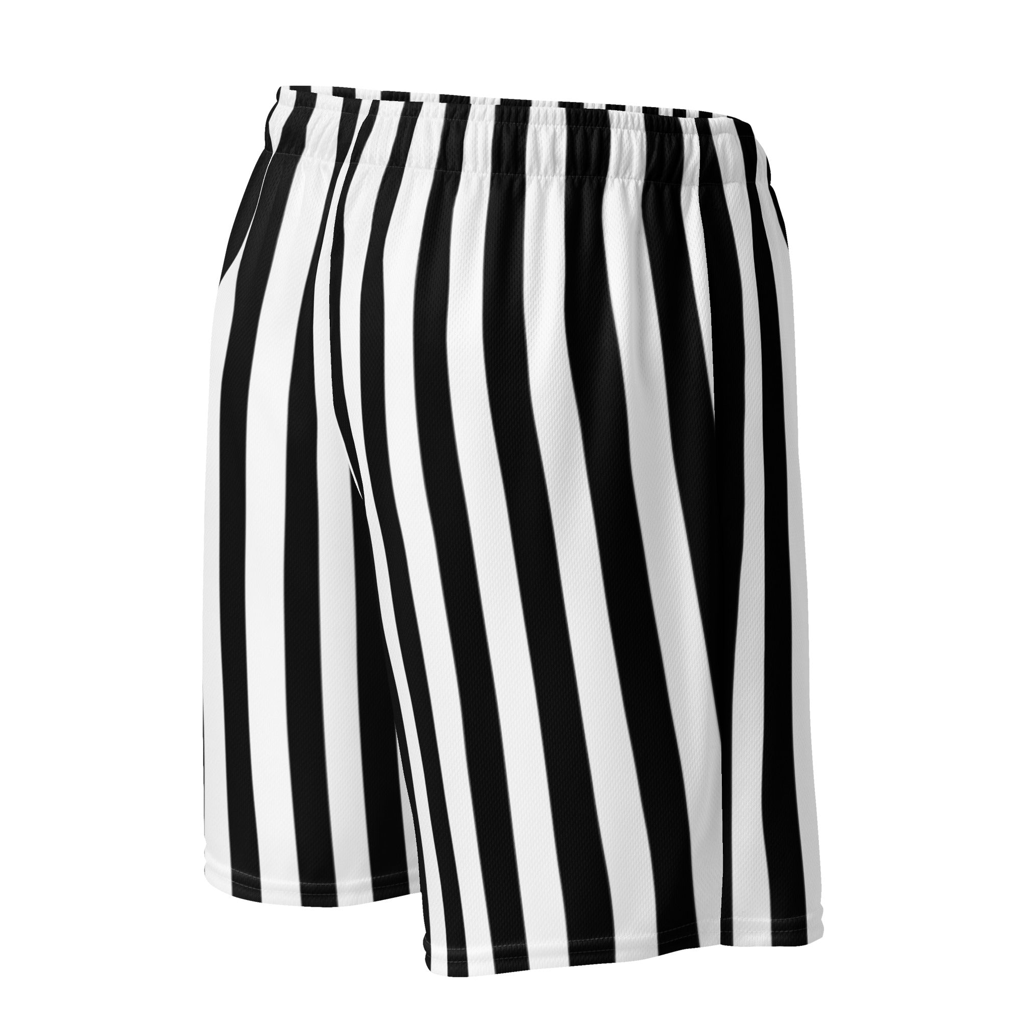 Schwarz-weiß gestreifte Mesh-Sportshorts mit elastischem Bund. Am unteren rechten Bein steht in weißer Schrift mit rotem Schatten und schwarzem Rand das Wort "Nope".