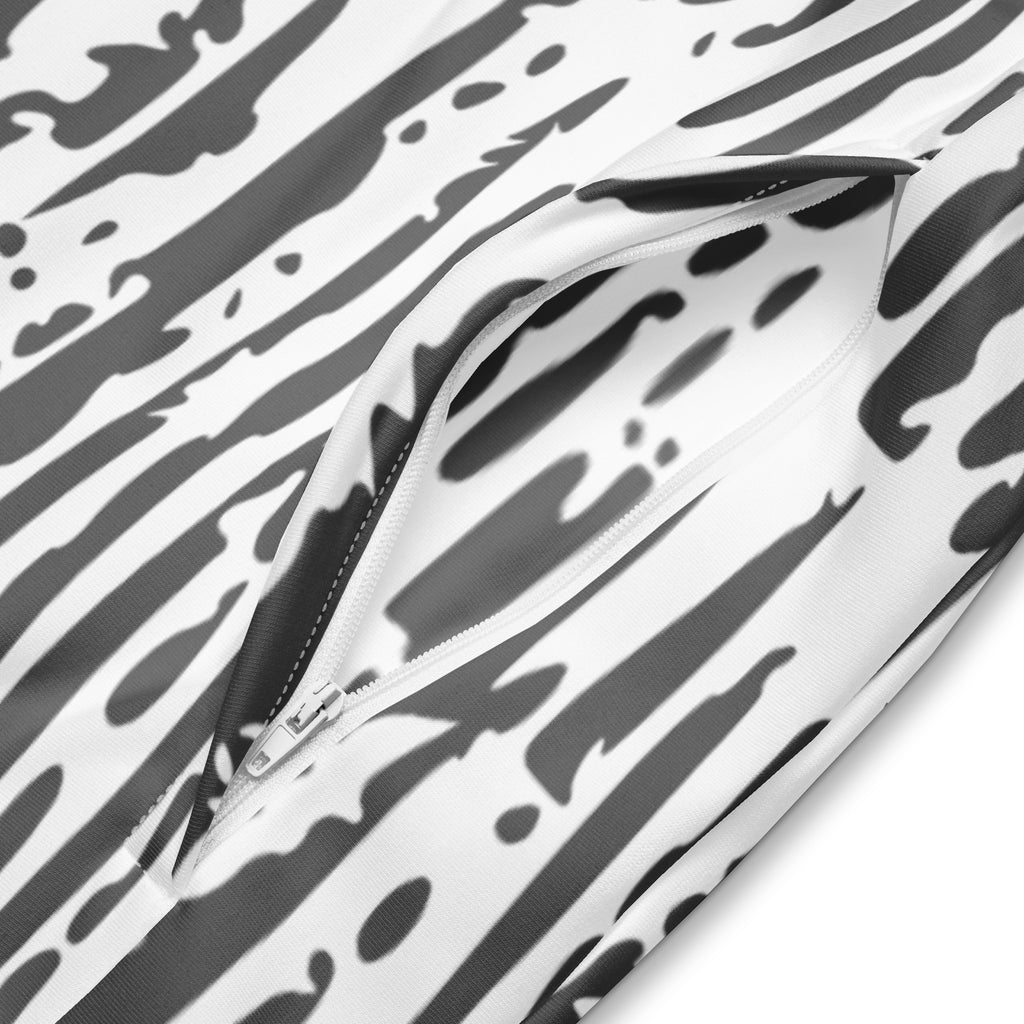 Einzigartige Trainingsjacke mit markantem Schwarz-Weiß Strichmuster. Komfortabel und stilvoll für ausdrucksstarke Streetwear-Looks. 