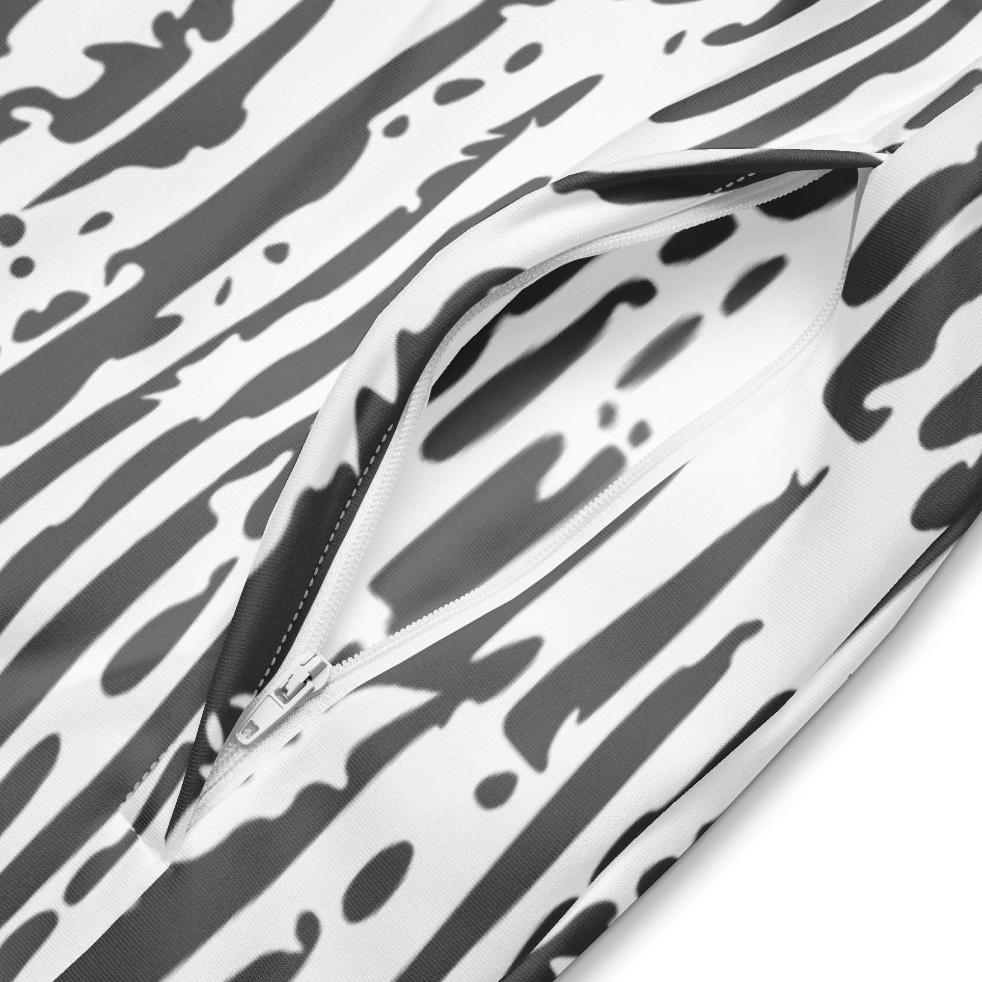 Einzigartige Trainingsjacke mit markantem Schwarz-Weiß Strichmuster. Komfortabel und stilvoll für ausdrucksstarke Streetwear-Looks. 