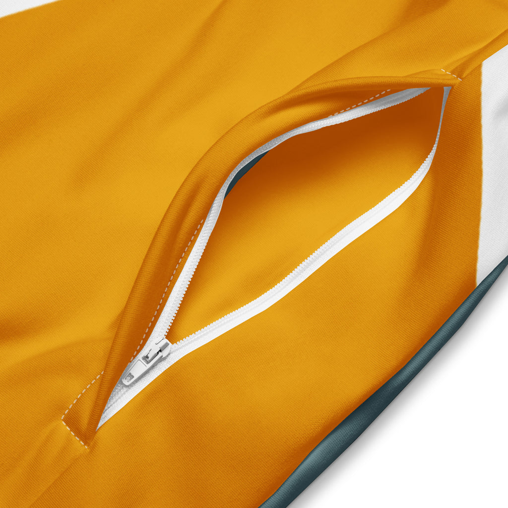 Trainingsjacke mit einem abstrakten, geometrischen Muster in den Farben Gelb, Grau und Weiß. Die Jacke hat einen Stehkragen und einen durchgehenden Reißverschluss.